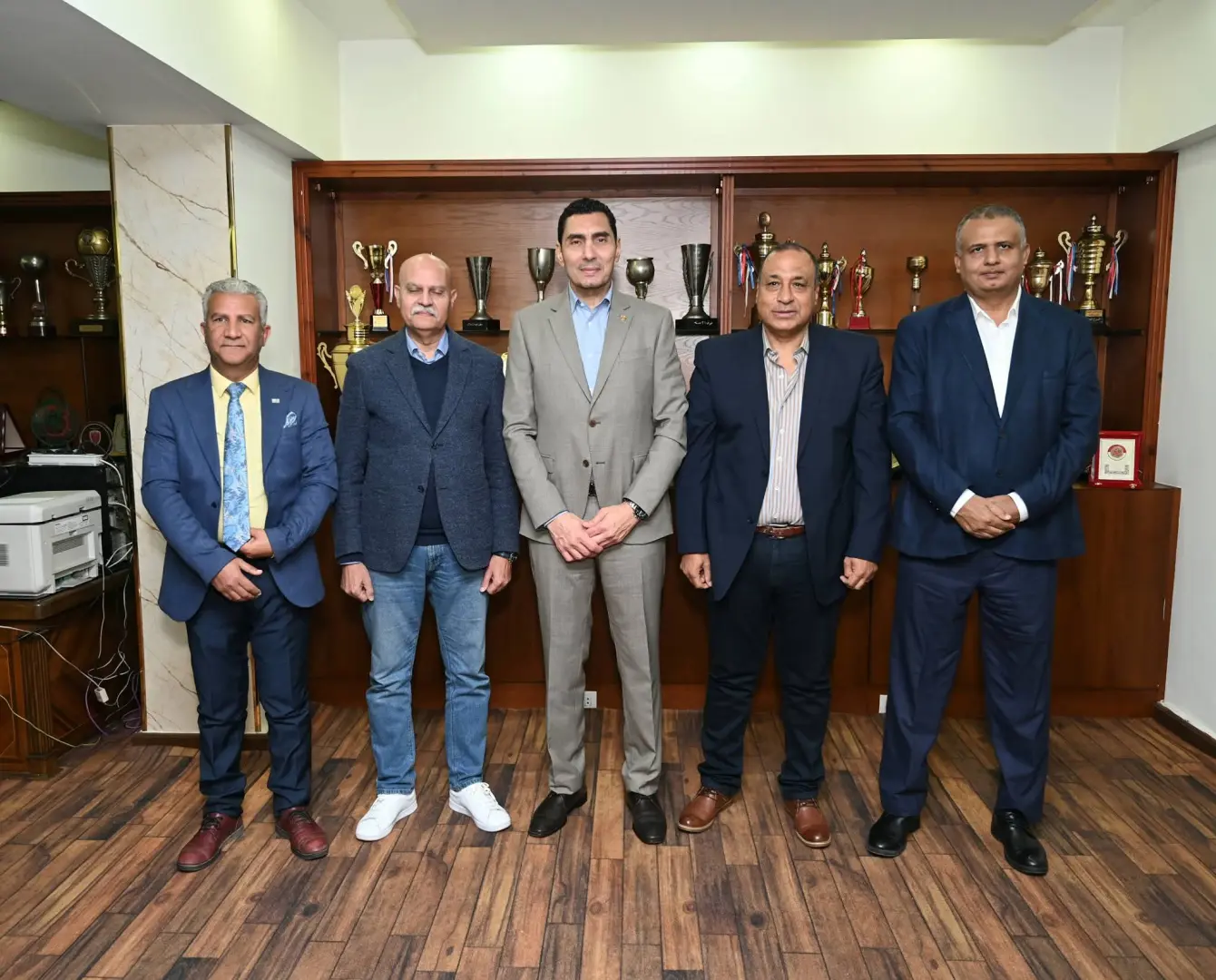 وزير الشباب والرياضة يلتقي مجلس إدارة النادي الإسماعيلي والجهاز الفني للفريق الأول - 1000448893
