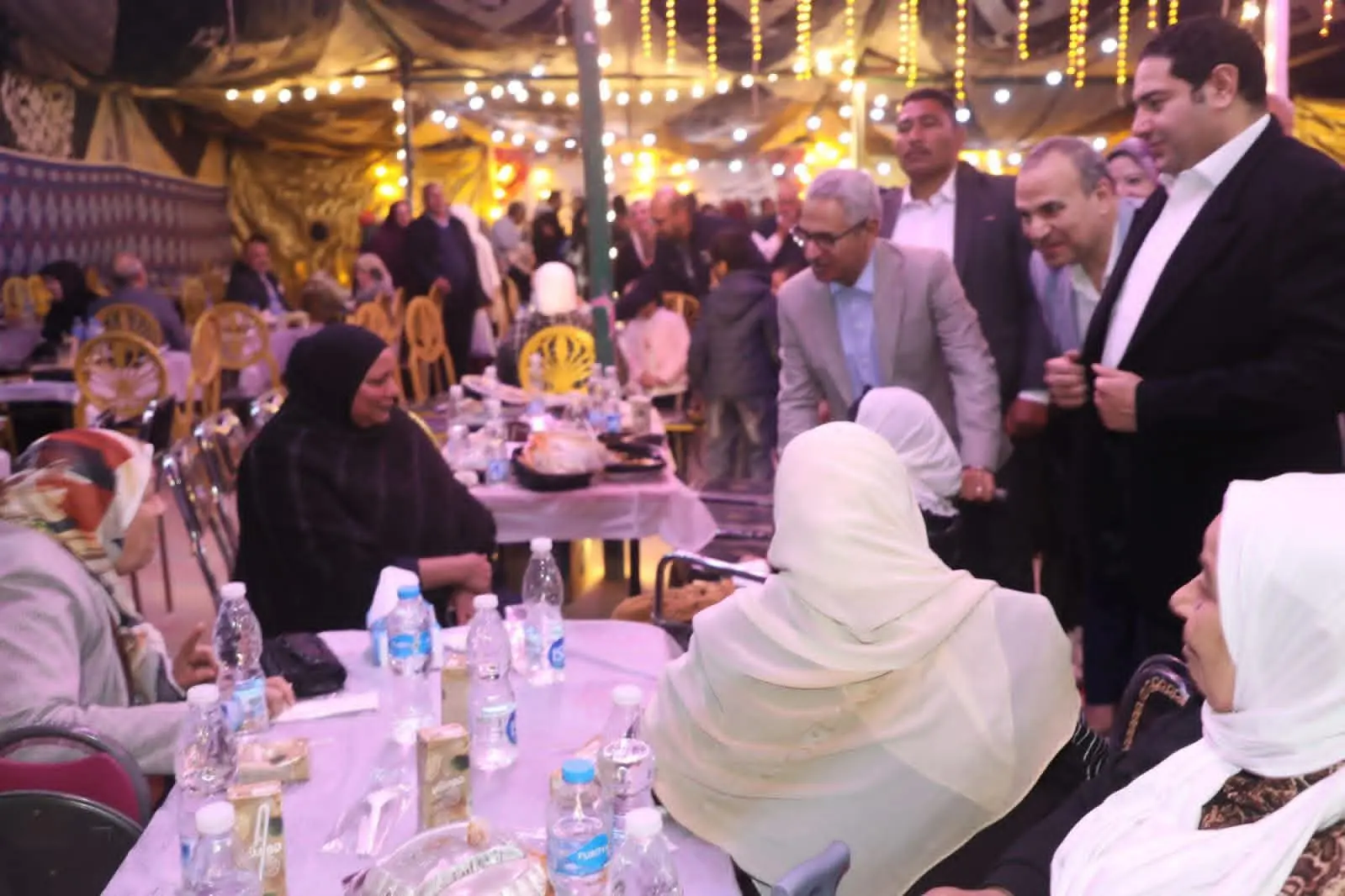 محافظ بني سويف يشارك في حفل الإفطار الجماعي للأطفال الأيتام والمسنين من نزلاء دور الرعاية بالمؤسسات الاجتماعية - 1000451890
