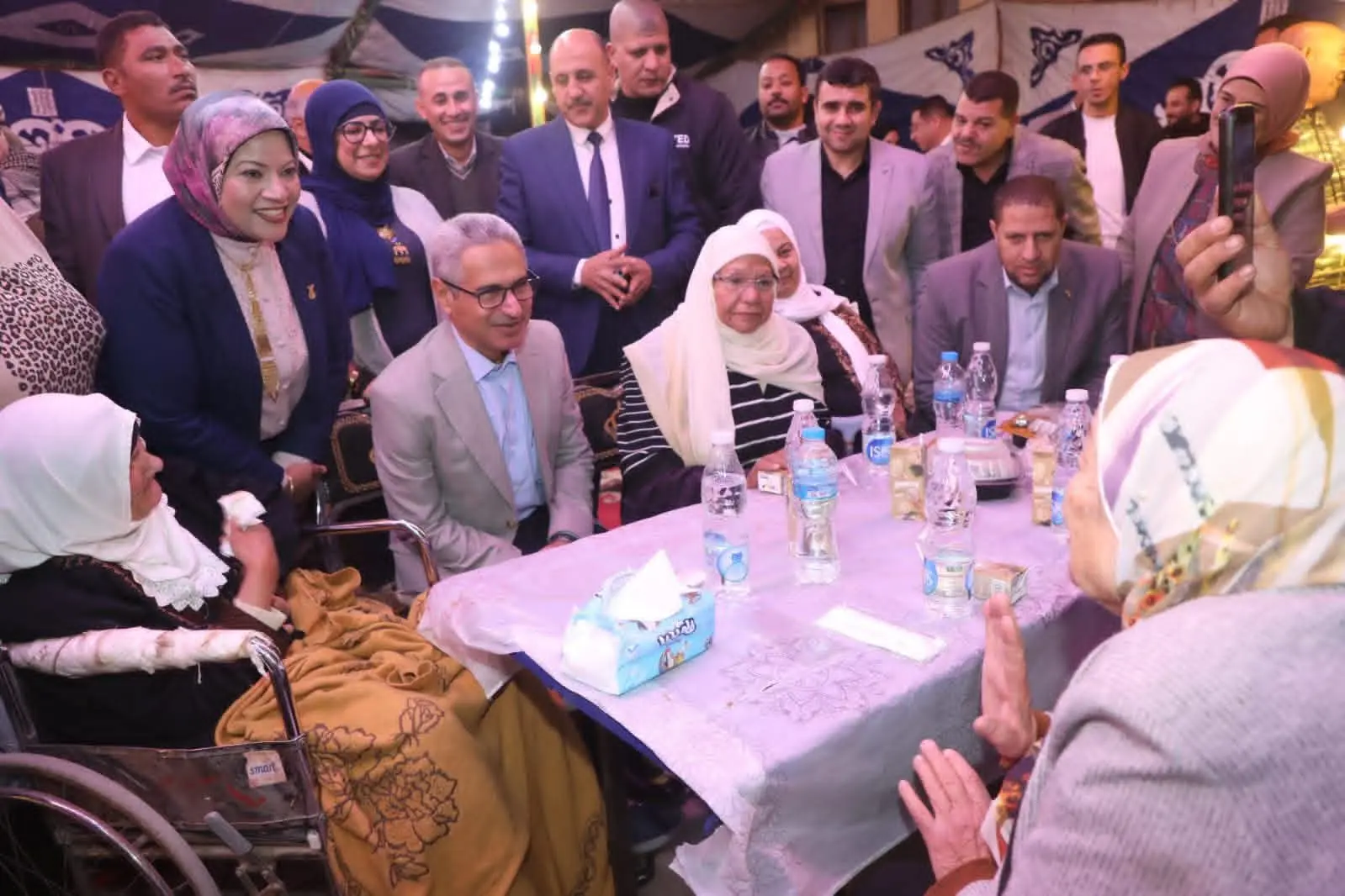 محافظ بني سويف يشارك في حفل الإفطار الجماعي للأطفال الأيتام والمسنين من نزلاء دور الرعاية بالمؤسسات الاجتماعية - 1000451891
