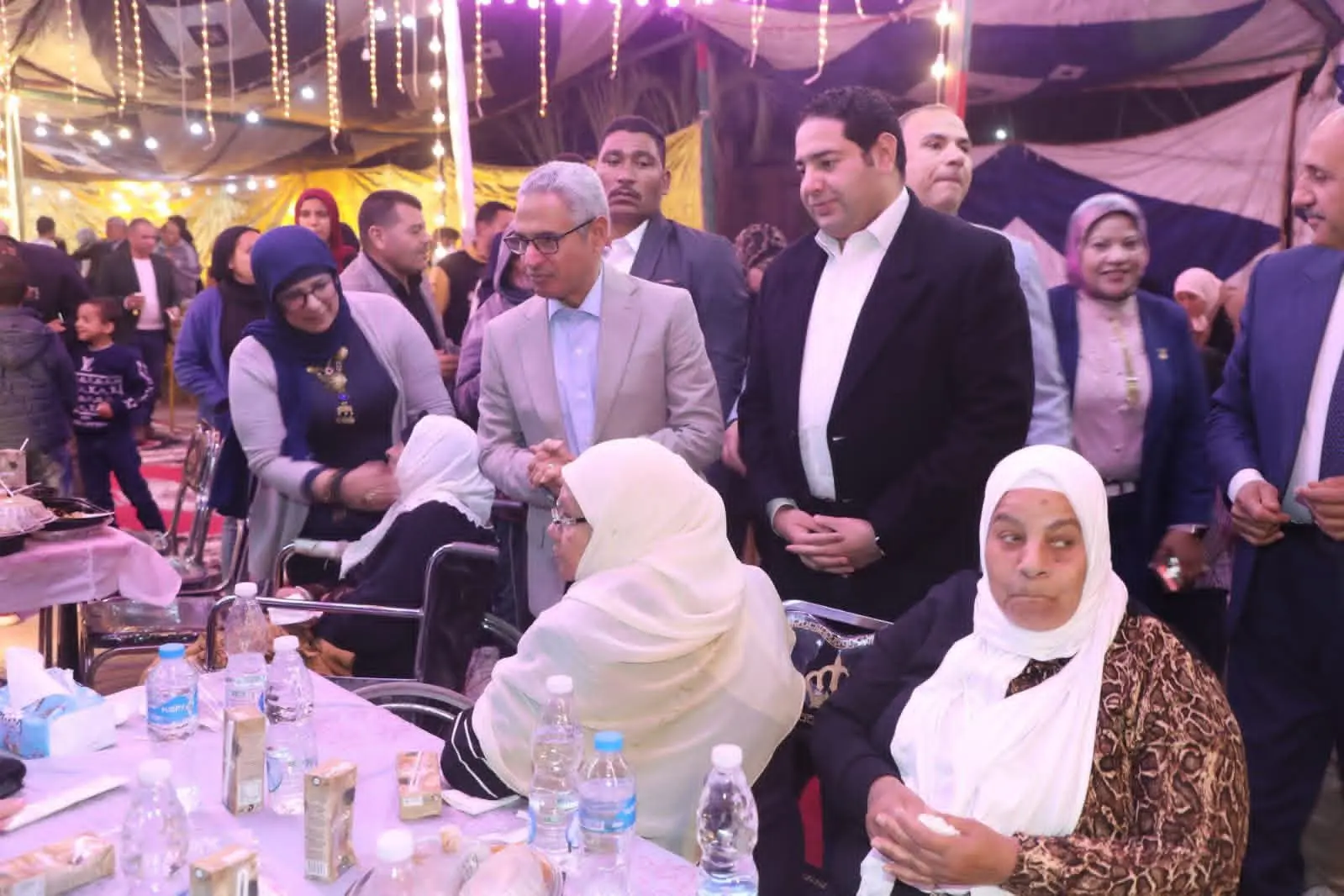 محافظ بني سويف يشارك في حفل الإفطار الجماعي للأطفال الأيتام والمسنين من نزلاء دور الرعاية بالمؤسسات الاجتماعية - 1000451895