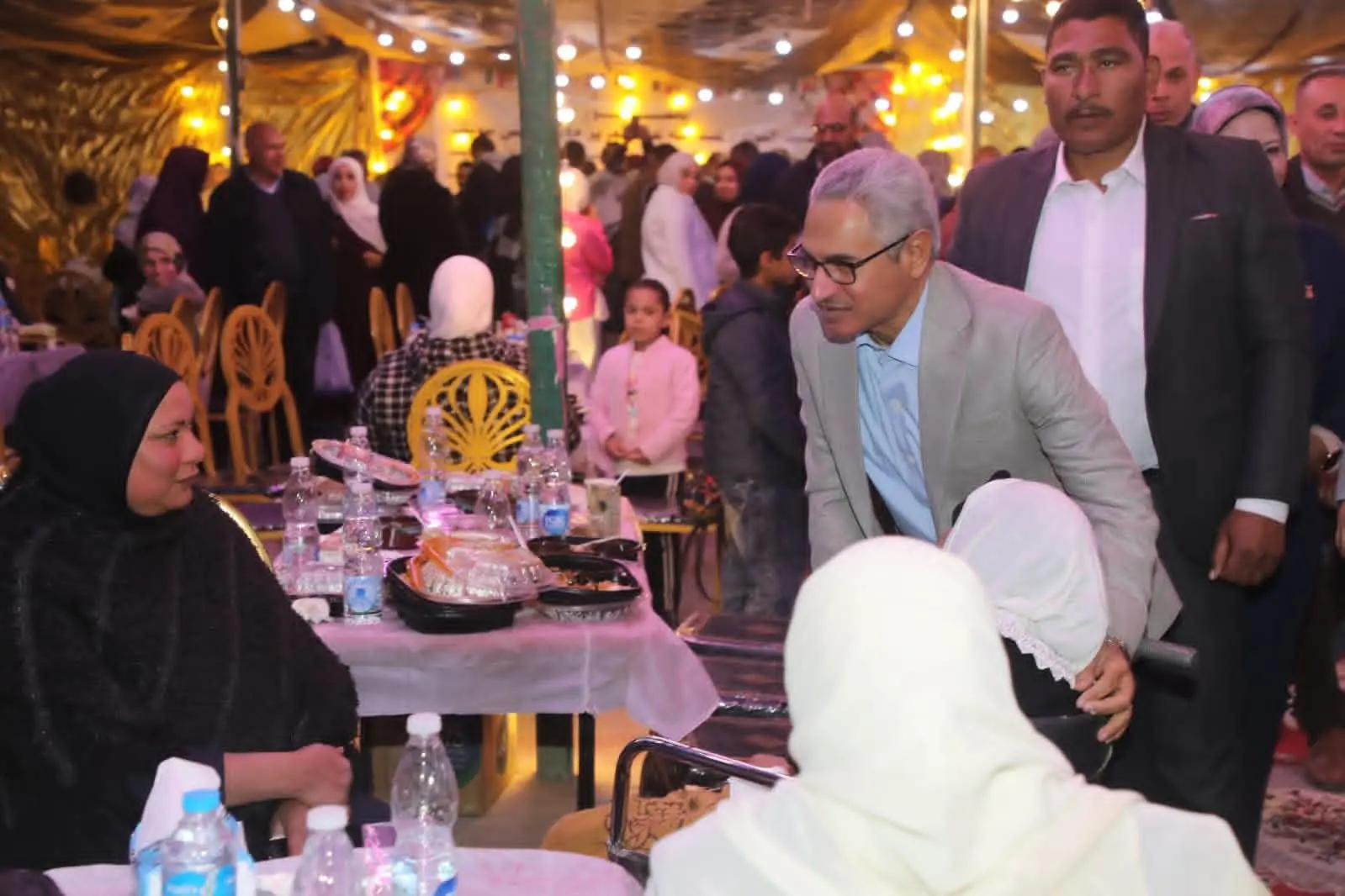 محافظ بني سويف يشارك في حفل الإفطار الجماعي للأطفال الأيتام والمسنين من نزلاء دور الرعاية بالمؤسسات الاجتماعية - 1000451896