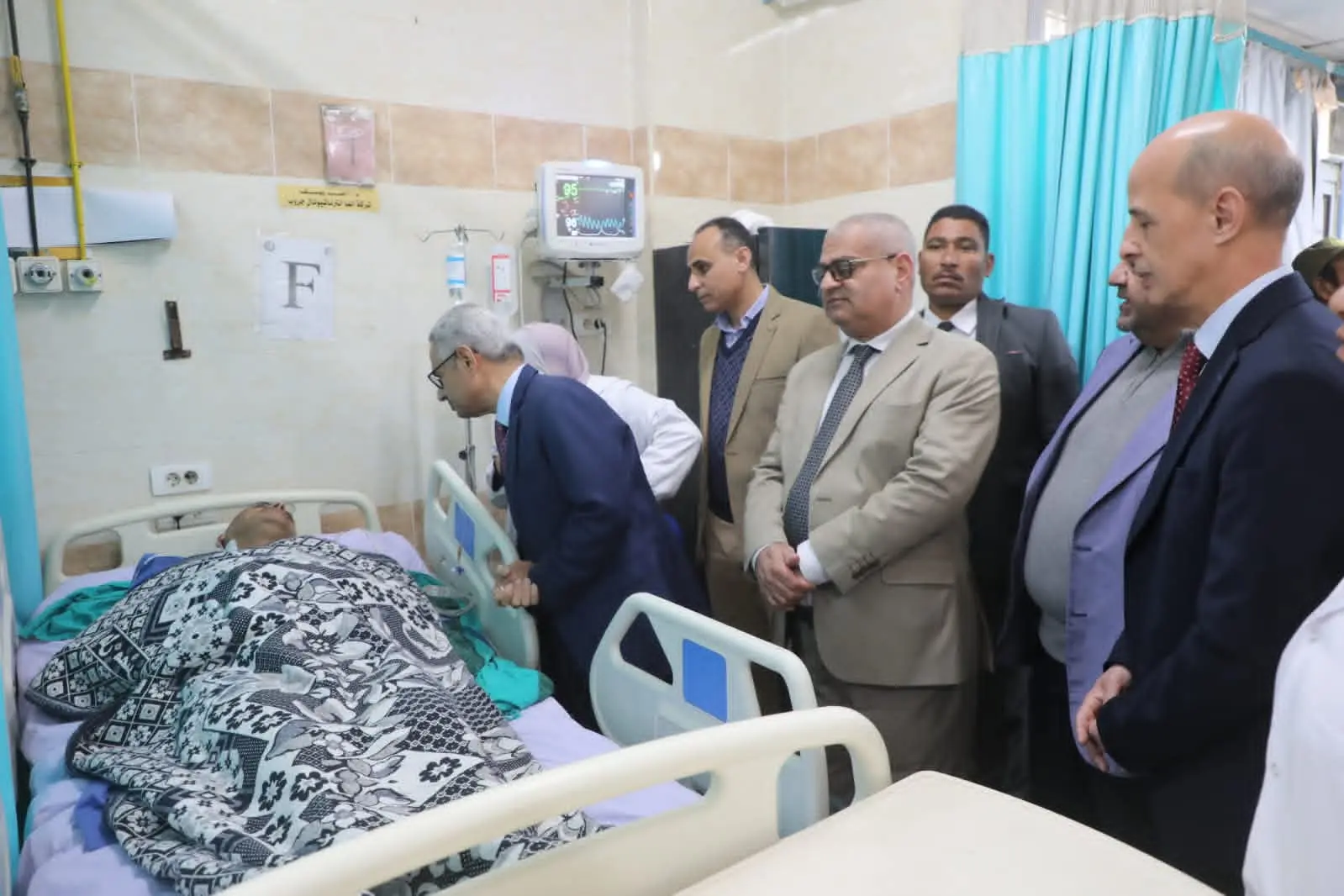 محافظ بني سويف يزور مصابي حادث الطريق الصحراوي الشرقي...ويوجه بتسهيل اجراءات صرف التعويضات لأسر الضحايا