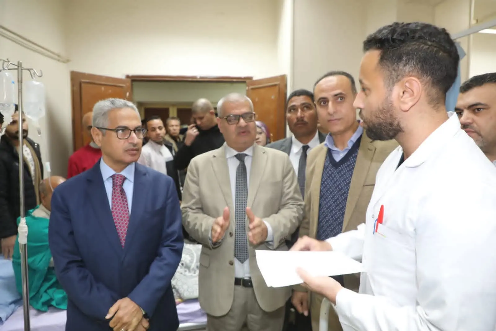 محافظ بني سويف يزور مصابي حادث الطريق الصحراوي الشرقي...ويوجه بتسهيل اجراءات صرف التعويضات لأسر الضحايا - 1000451905