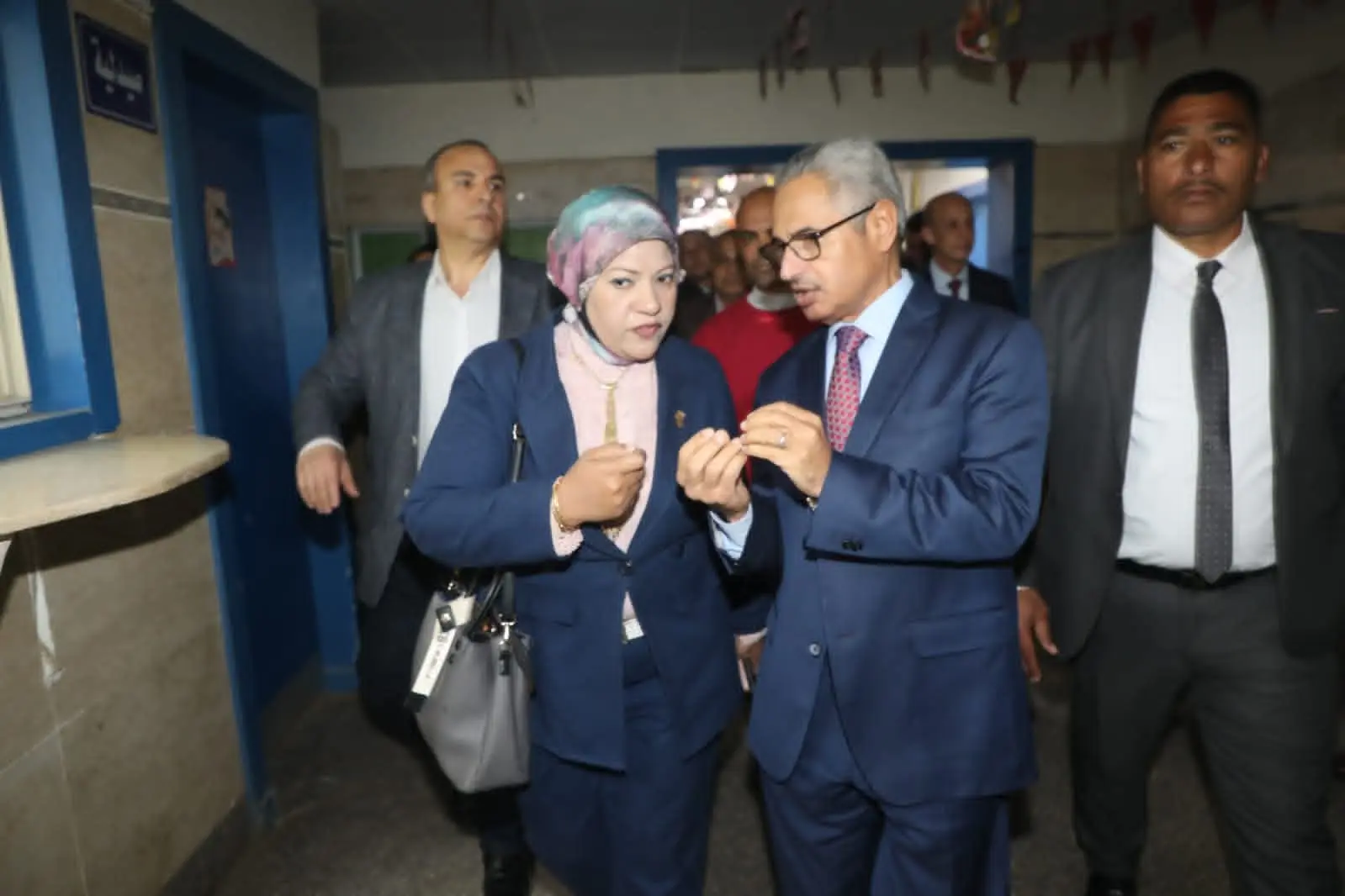 محافظ بني سويف يزور مصابي حادث الطريق الصحراوي الشرقي...ويوجه بتسهيل اجراءات صرف التعويضات لأسر الضحايا - 1000451906