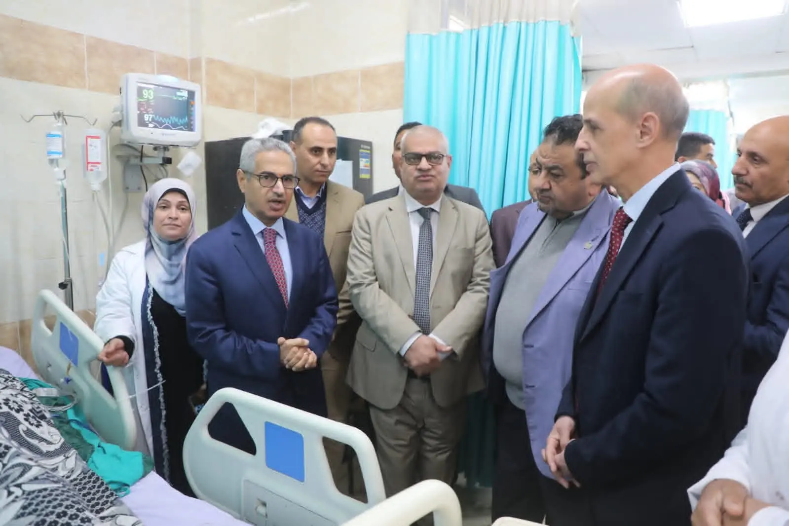 محافظ بني سويف يزور مصابي حادث الطريق الصحراوي الشرقي...ويوجه بتسهيل اجراءات صرف التعويضات لأسر الضحايا - 1000451907