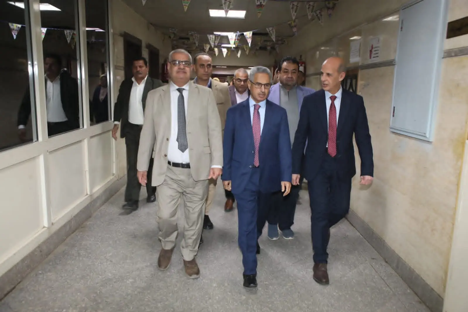 محافظ بني سويف يزور مصابي حادث الطريق الصحراوي الشرقي...ويوجه بتسهيل اجراءات صرف التعويضات لأسر الضحايا - 1000451908