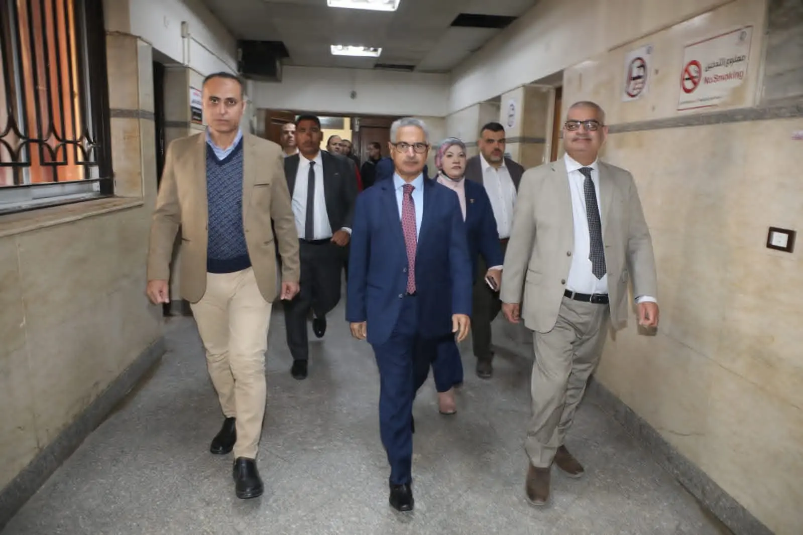 محافظ بني سويف يزور مصابي حادث الطريق الصحراوي الشرقي...ويوجه بتسهيل اجراءات صرف التعويضات لأسر الضحايا - 1000451909
