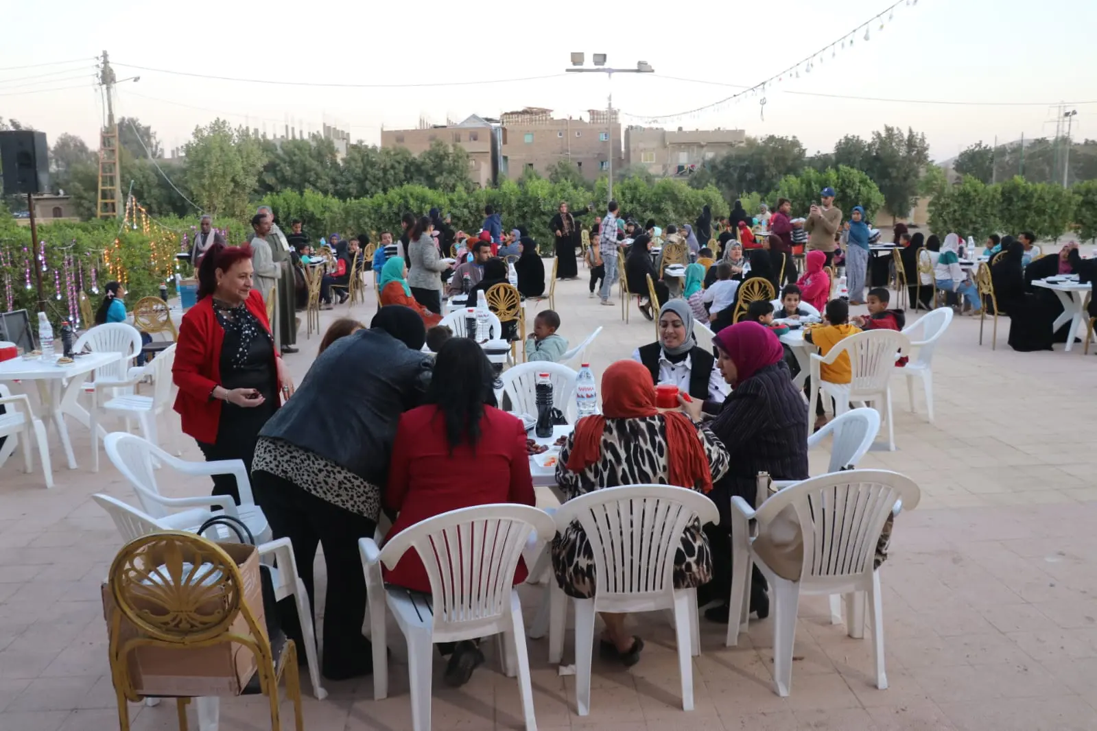 إفطار للمرأة الصعيدية بقرية الطويرات في قنا احتفالًا بيومها العالمي - 1000451989