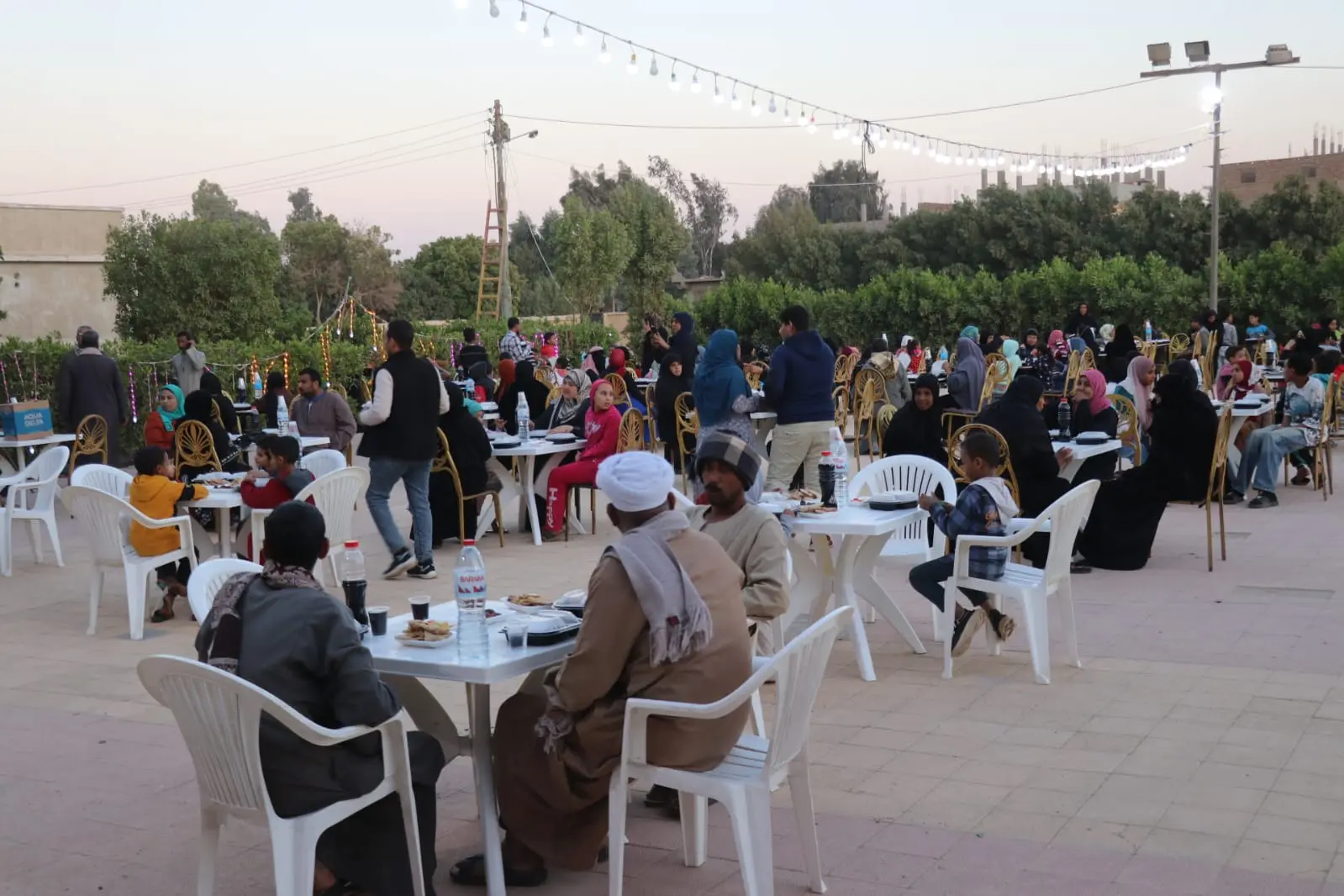 إفطار للمرأة الصعيدية بقرية الطويرات في قنا احتفالًا بيومها العالمي - 1000451992