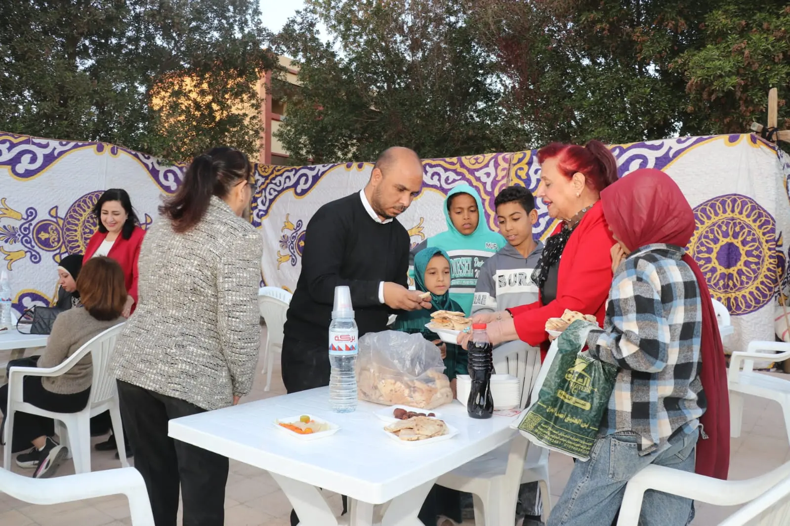 إفطار للمرأة الصعيدية بقرية الطويرات في قنا احتفالًا بيومها العالمي - 1000451999
