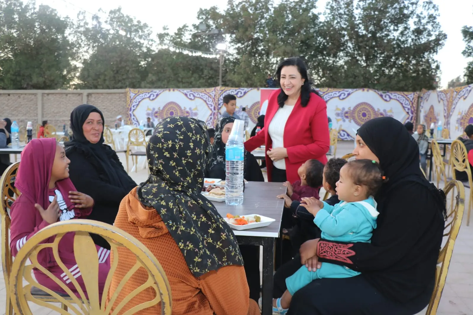 إفطار للمرأة الصعيدية بقرية الطويرات في قنا احتفالًا بيومها العالمي - 1000452005