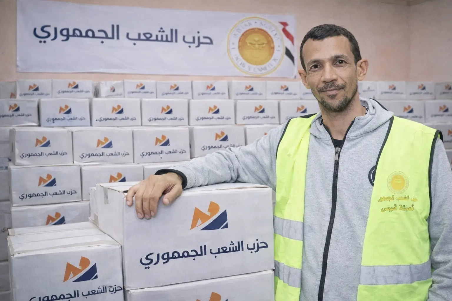 الشعب الجمهوري يوزع 1000 كرتونة رمضانية بقوص ضمن مبادرة «مع الناس» - 1000452078