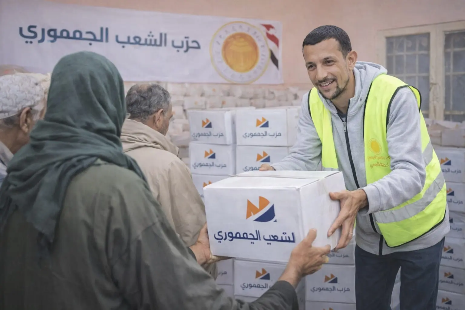 الأزمات الدولية تضغط على جيوب المصريين.. والمواطنون يؤكدون: ارتفاع الأسعار عبء.. والأمان في الوطن فوق كل اعتبار - 1000452079 1