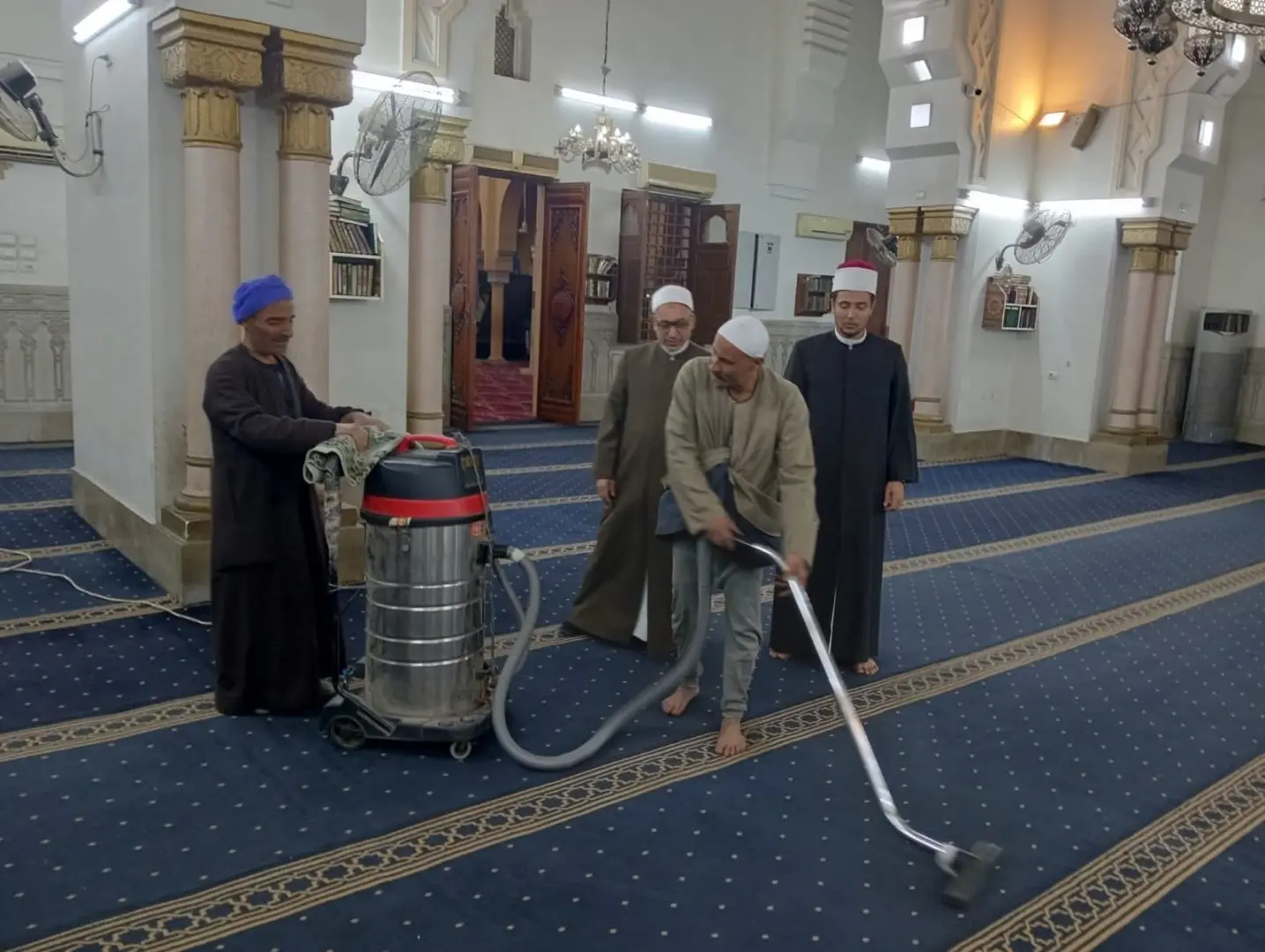 وزارة الأوقاف: تجديد حملة النظافة الشاملة بالمساجد لاستقبال المعتكفين - 1000452139