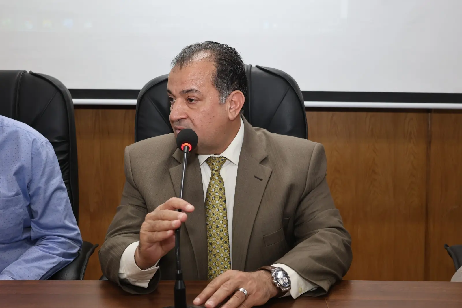 رئيس جامعة قنا يستعرض خطة التحول الرقمي الشامل للخدمات بالمستشفيات الجامعية