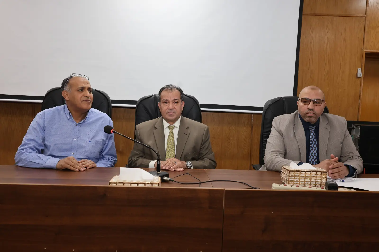 رئيس جامعة قنا يستعرض خطة التحول الرقمي الشامل للخدمات بالمستشفيات الجامعية - 1000452161