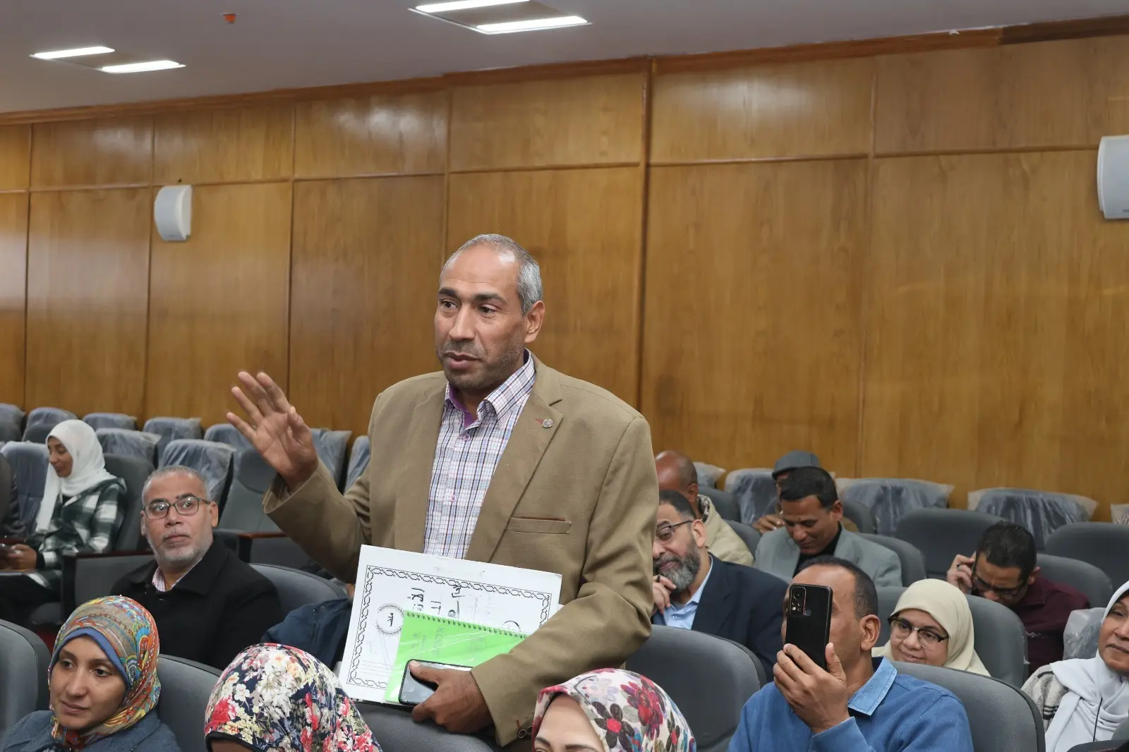 رئيس جامعة قنا يستعرض خطة التحول الرقمي الشامل للخدمات بالمستشفيات الجامعية - 1000452166