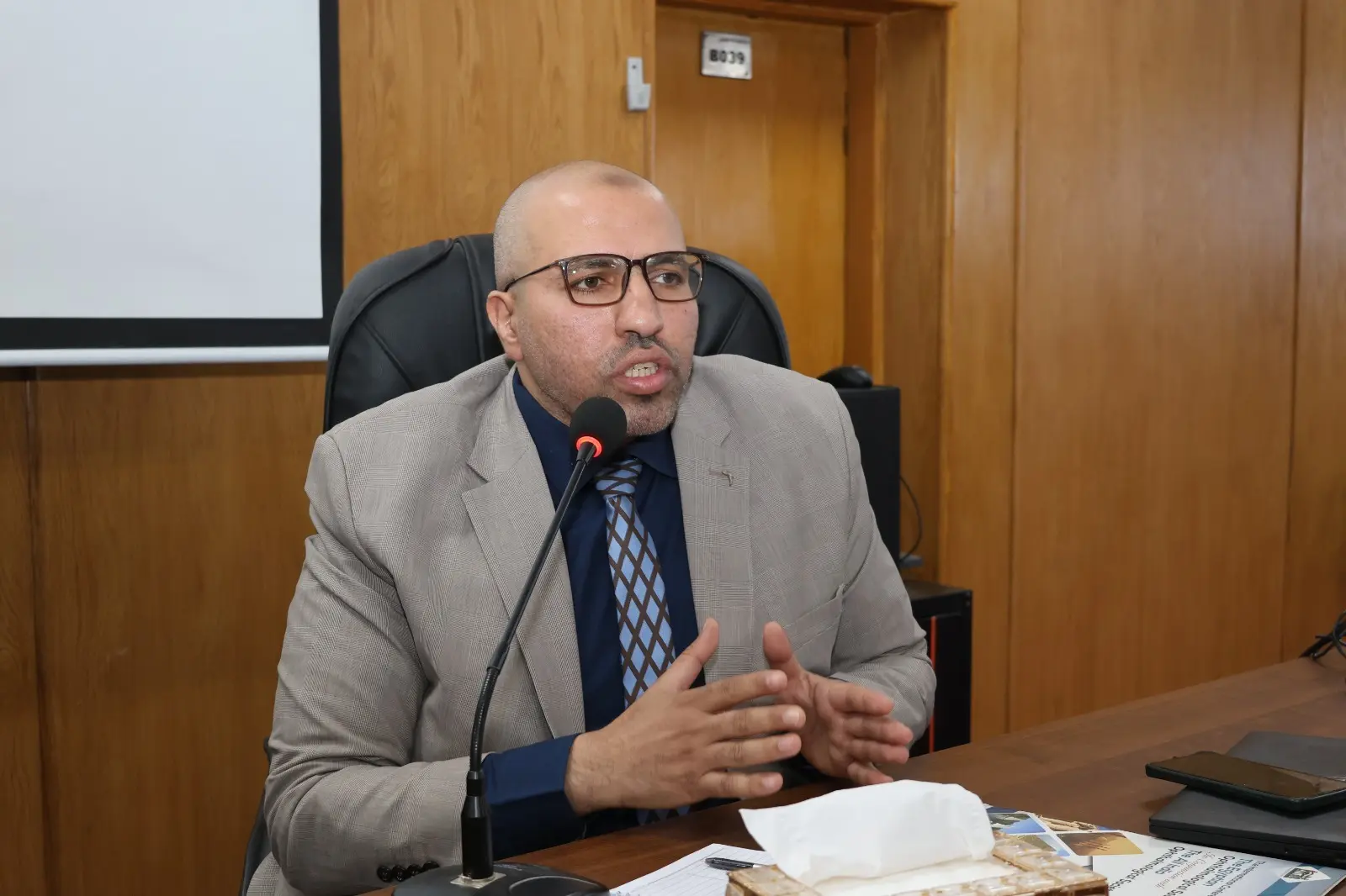 رئيس جامعة قنا يستعرض خطة التحول الرقمي الشامل للخدمات بالمستشفيات الجامعية - 1000452170