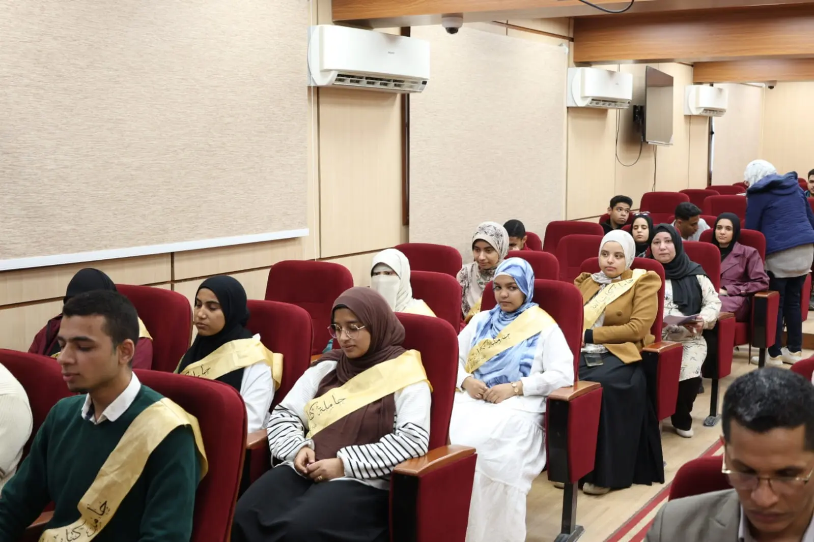 رئيس جامعة الأقصر تكرم الفائزين في مسابقة القرآن الكريم والطالب والطالبة المثاليين على مستوى الجامعة - 1000452368