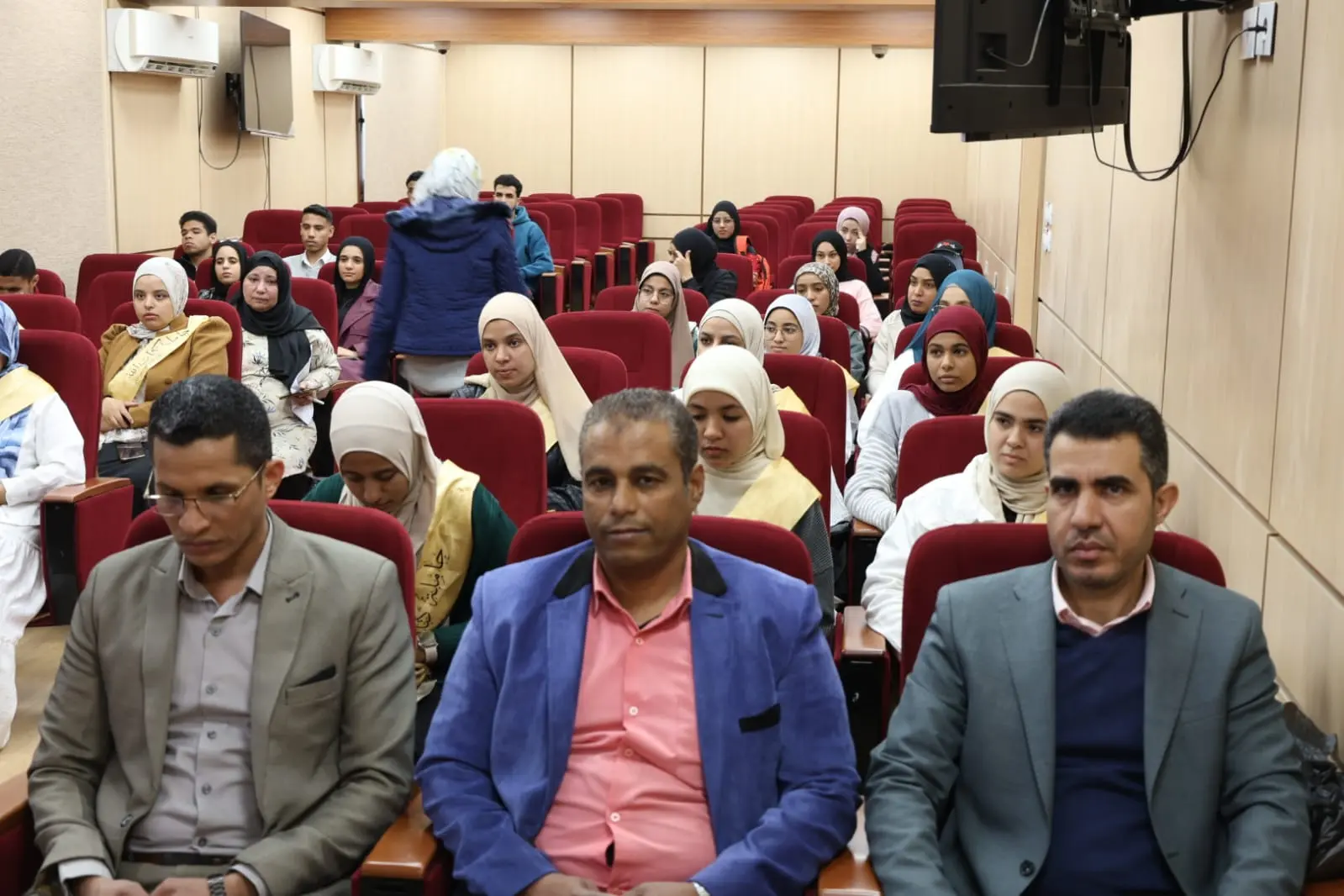 رئيس جامعة الأقصر تكرم الفائزين في مسابقة القرآن الكريم والطالب والطالبة المثاليين على مستوى الجامعة - 1000452373