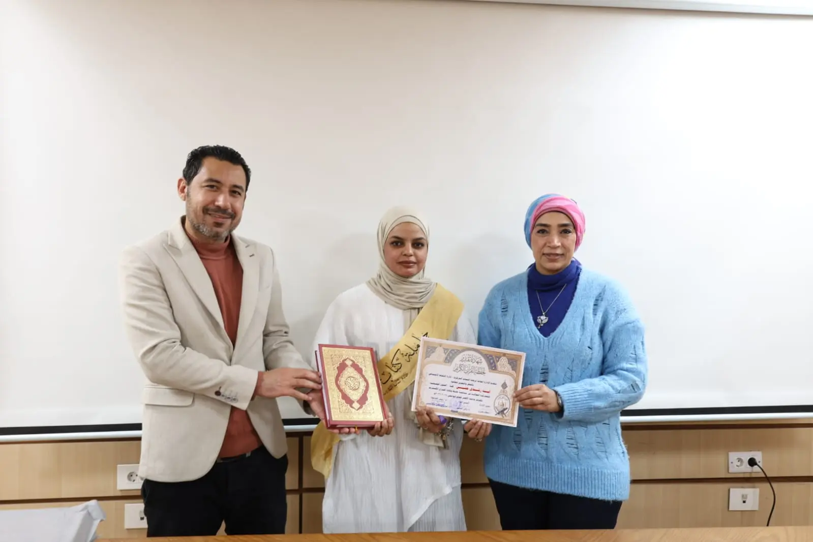 رئيس جامعة الأقصر تكرم الفائزين في مسابقة القرآن الكريم والطالب والطالبة المثاليين على مستوى الجامعة - 1000452385