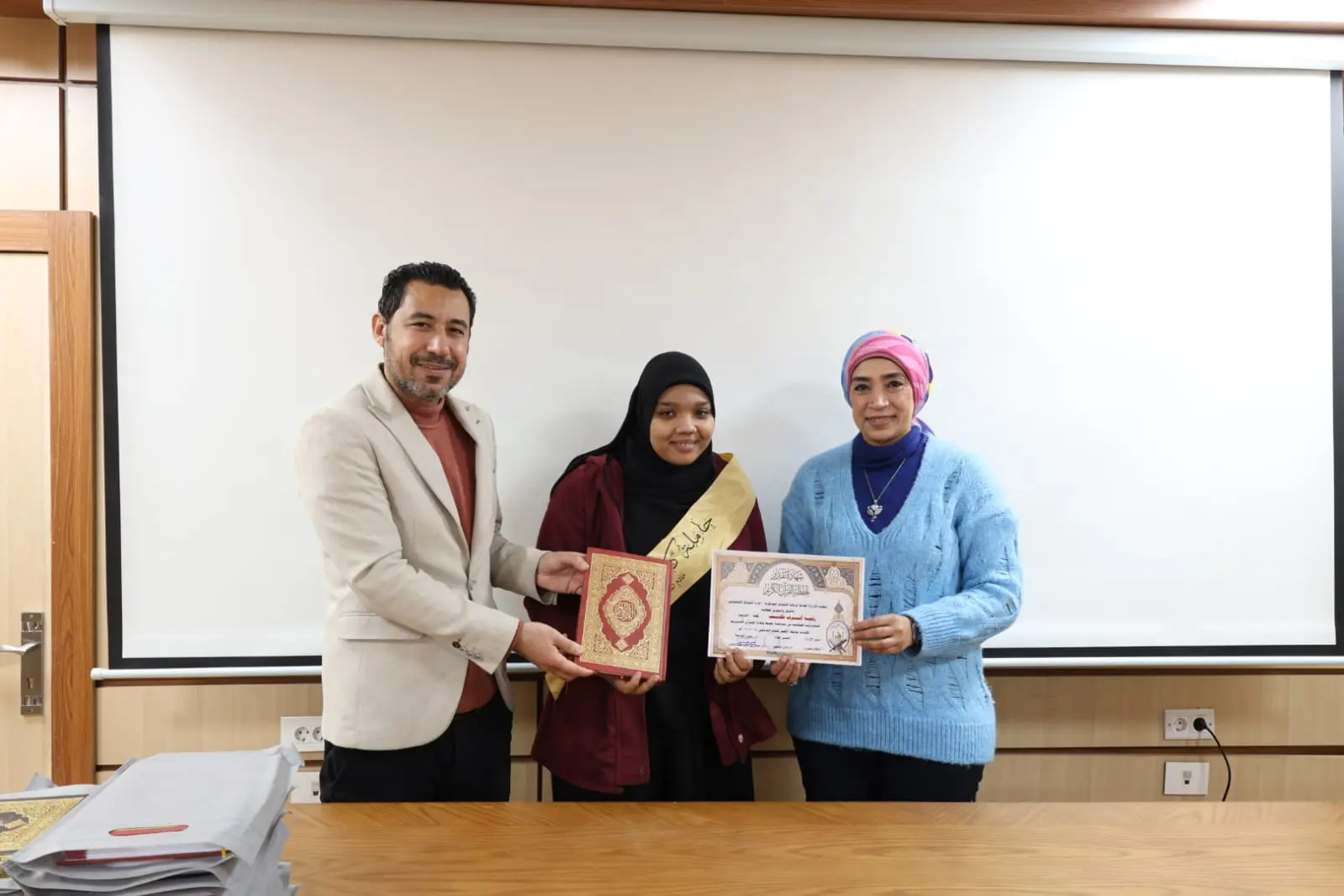 رئيس جامعة الأقصر تكرم الفائزين في مسابقة القرآن الكريم والطالب والطالبة المثاليين على مستوى الجامعة - 1000452388