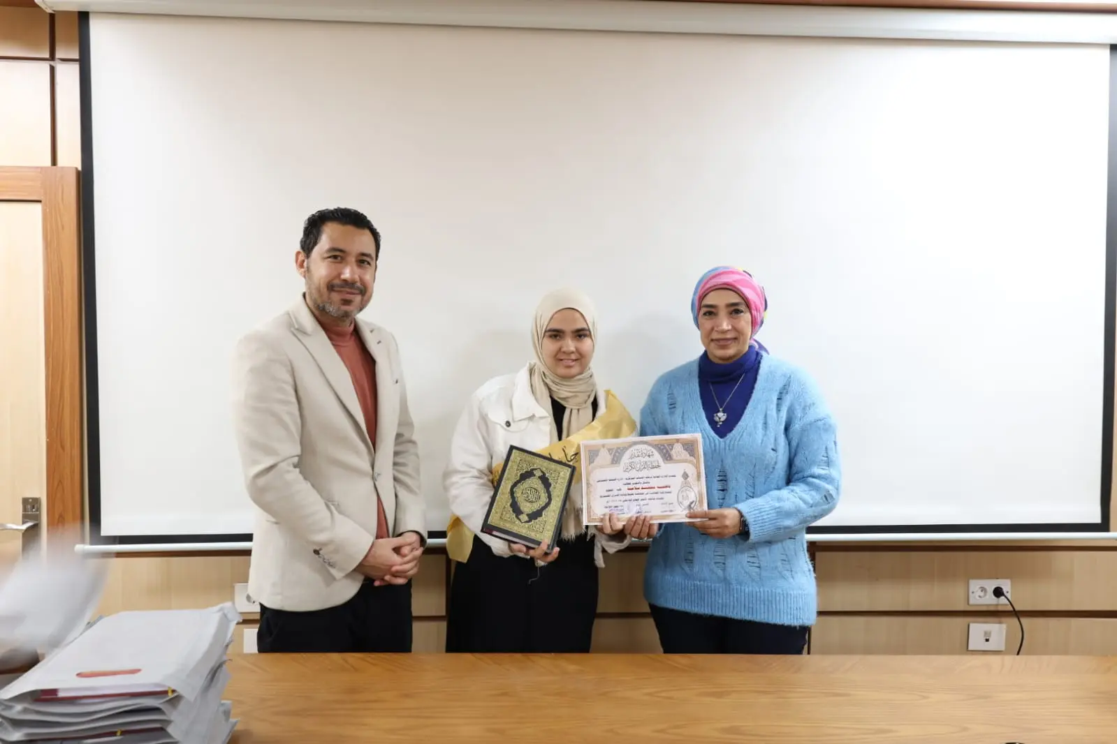 رئيس جامعة الأقصر تكرم الفائزين في مسابقة القرآن الكريم والطالب والطالبة المثاليين على مستوى الجامعة - 1000452391