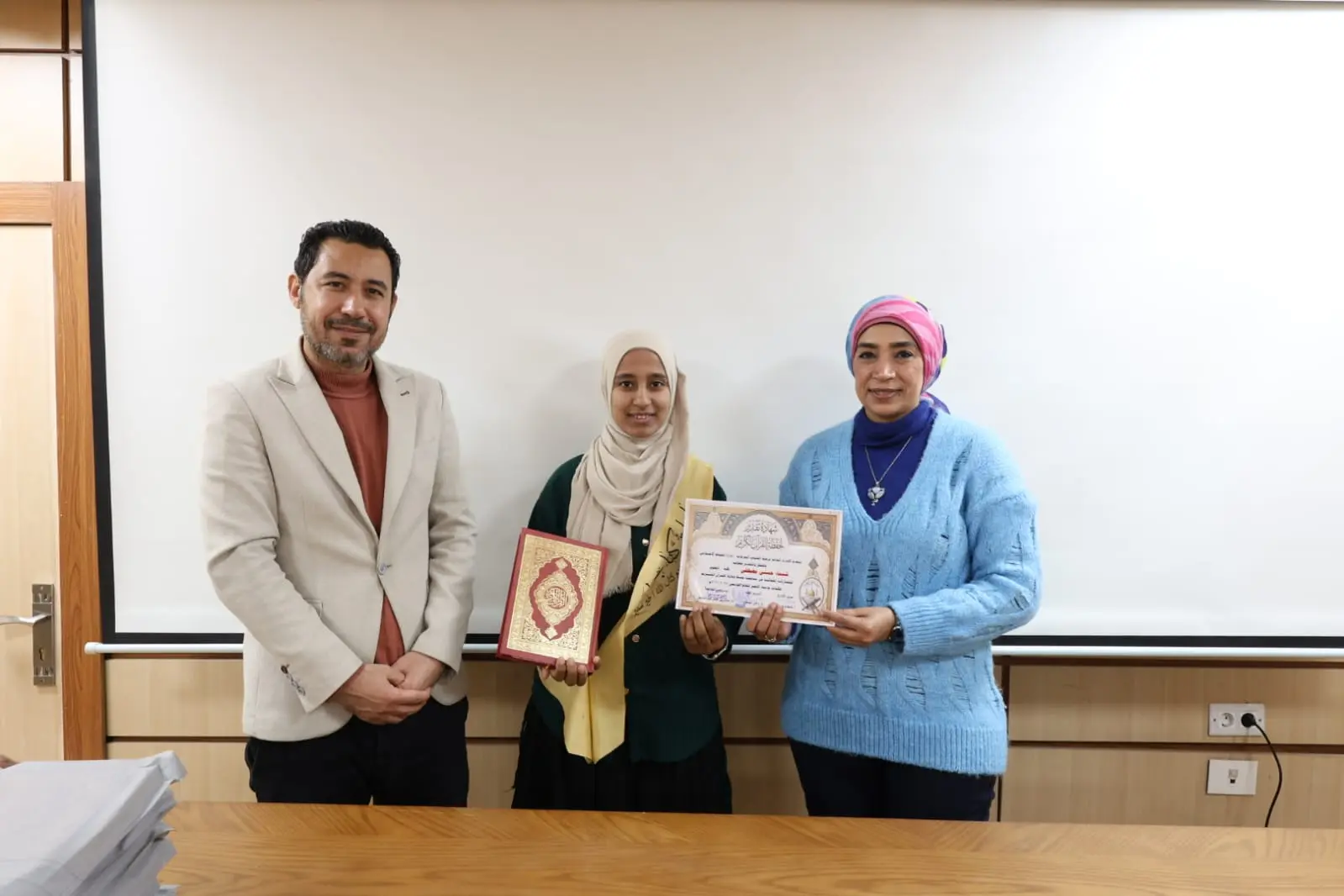 رئيس جامعة الأقصر تكرم الفائزين في مسابقة القرآن الكريم والطالب والطالبة المثاليين على مستوى الجامعة - 1000452394