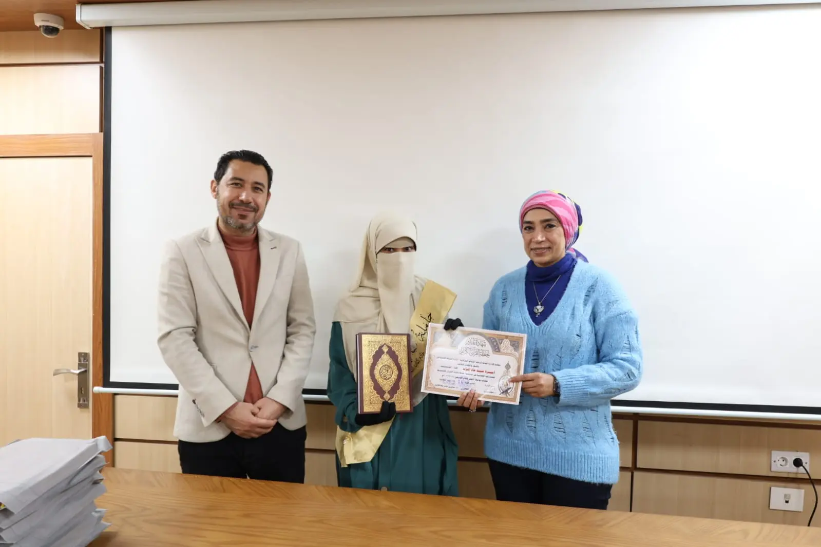 رئيس جامعة الأقصر تكرم الفائزين في مسابقة القرآن الكريم والطالب والطالبة المثاليين على مستوى الجامعة - 1000452397