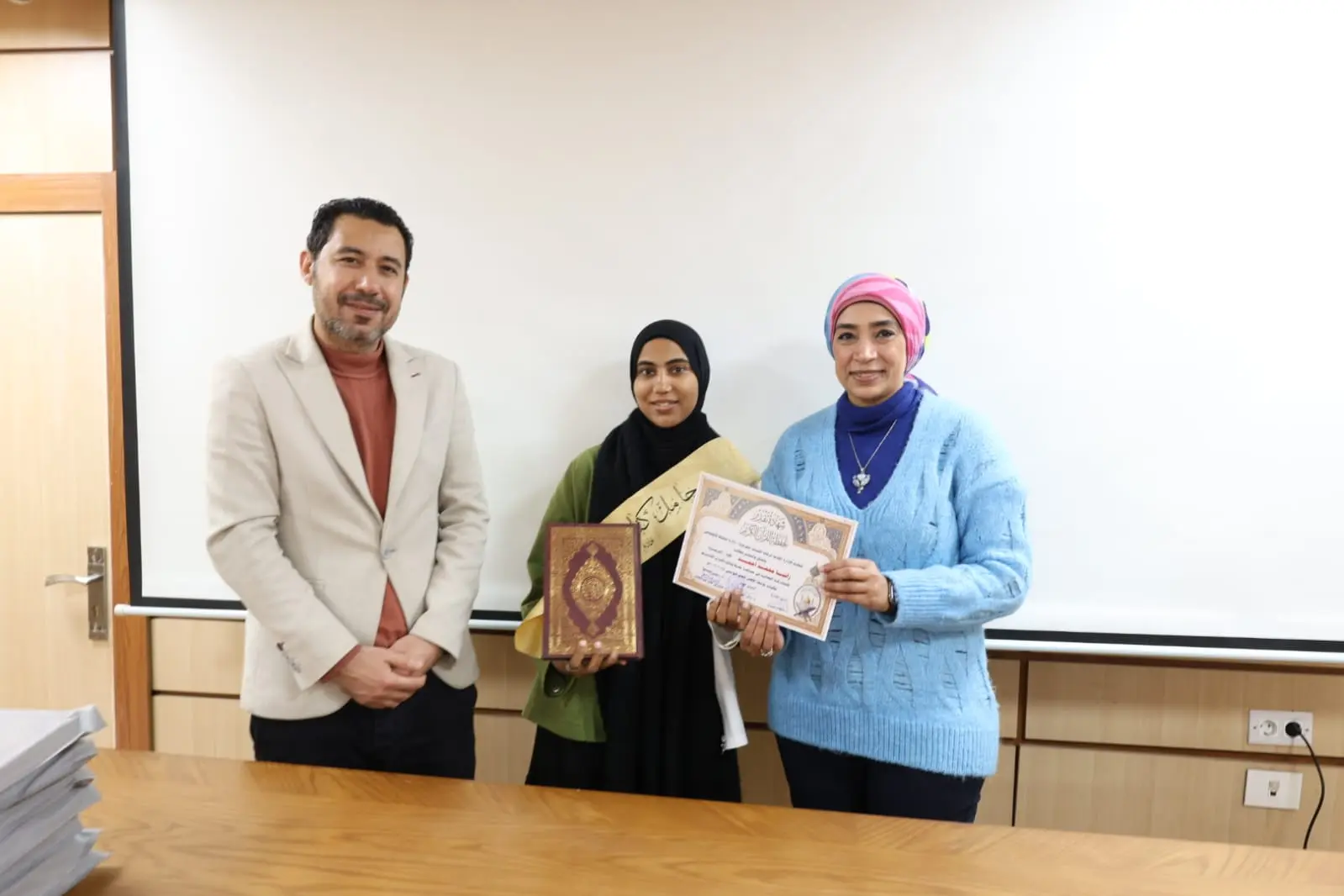 رئيس جامعة الأقصر تكرم الفائزين في مسابقة القرآن الكريم والطالب والطالبة المثاليين على مستوى الجامعة - 1000452400