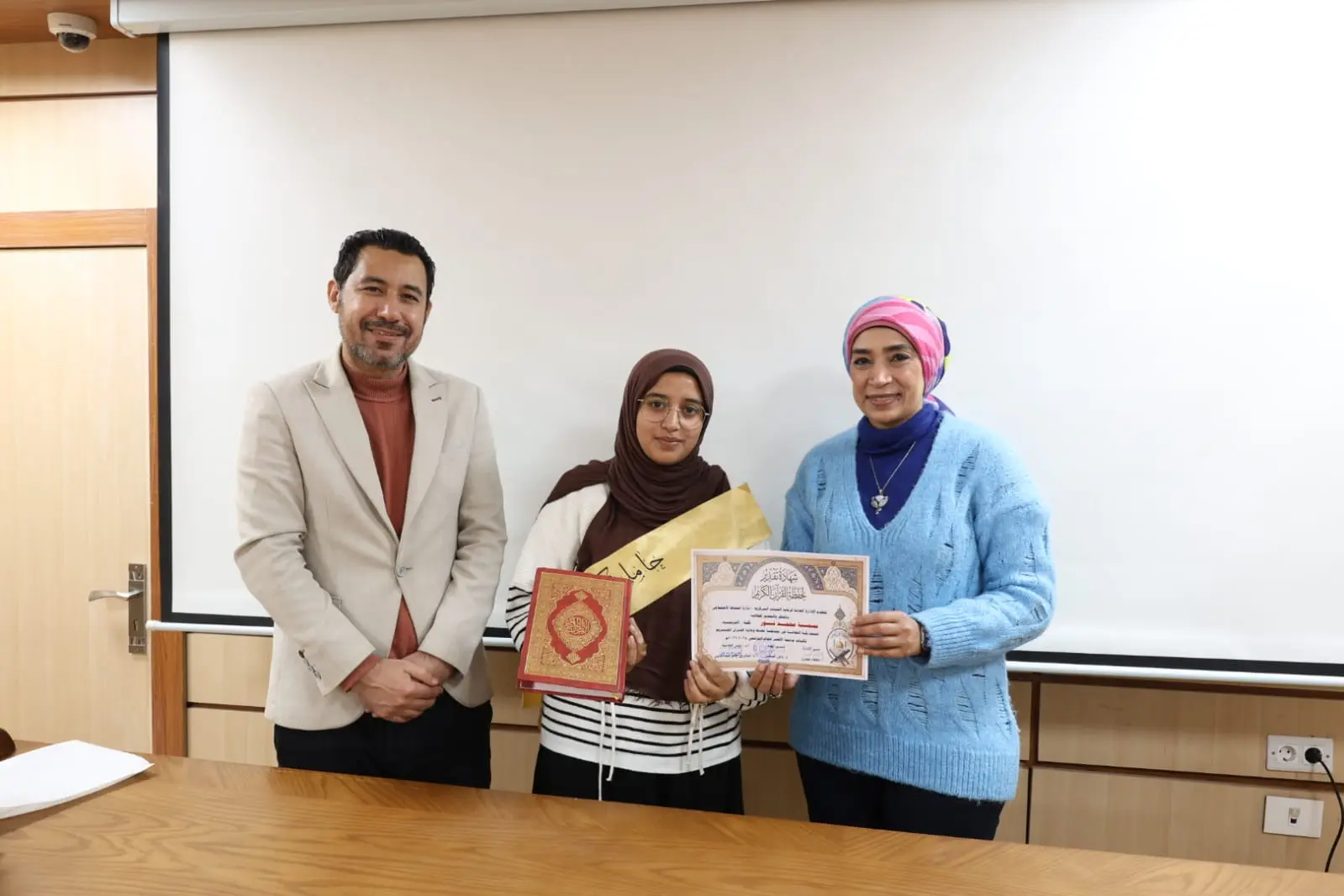 رئيس جامعة الأقصر تكرم الفائزين في مسابقة القرآن الكريم والطالب والطالبة المثاليين على مستوى الجامعة - 1000452403