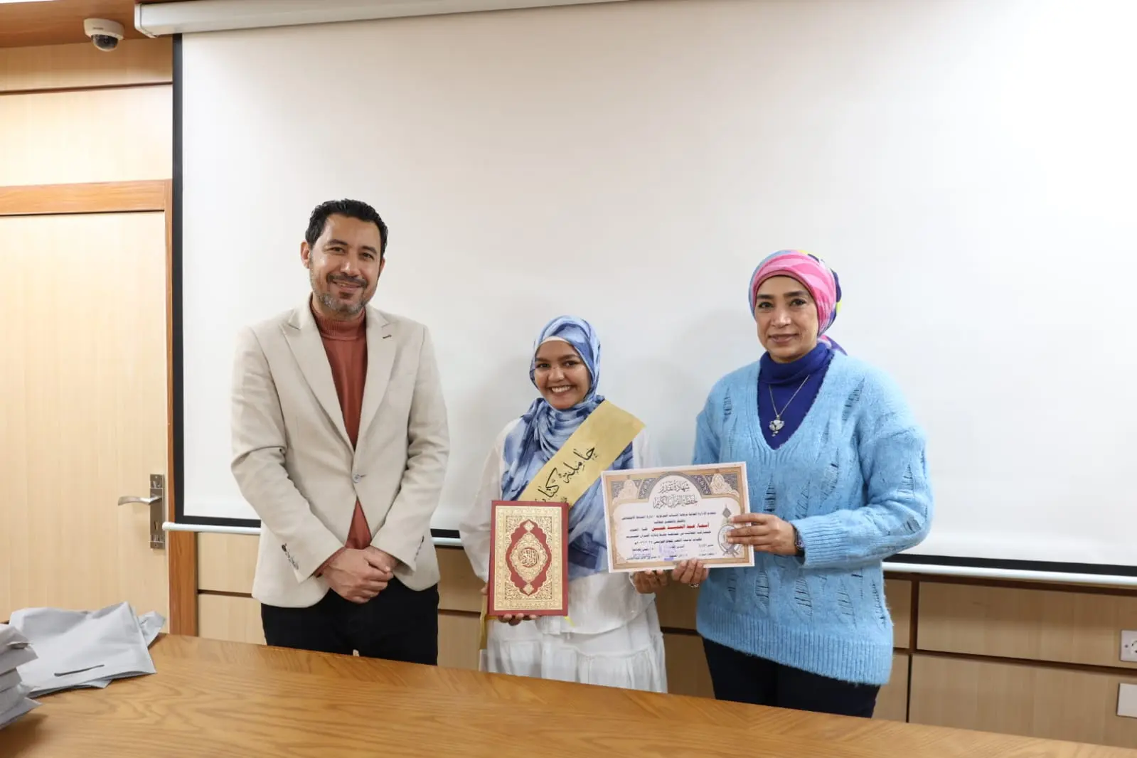 رئيس جامعة الأقصر تكرم الفائزين في مسابقة القرآن الكريم والطالب والطالبة المثاليين على مستوى الجامعة - 1000452406
