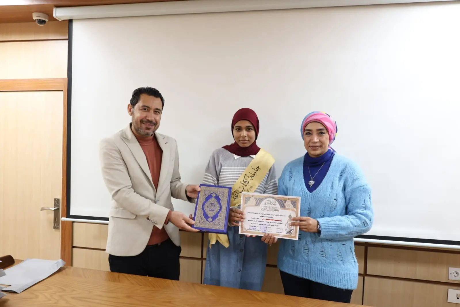 رئيس جامعة الأقصر تكرم الفائزين في مسابقة القرآن الكريم والطالب والطالبة المثاليين على مستوى الجامعة - 1000452409