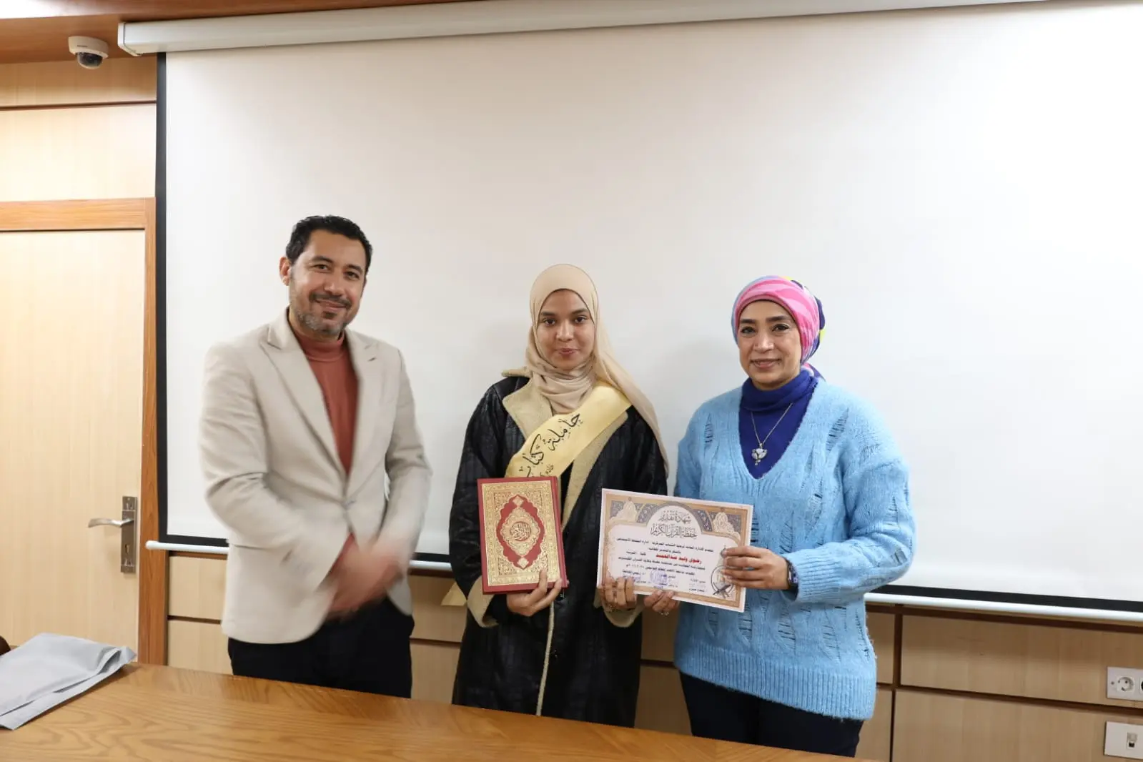 رئيس جامعة الأقصر تكرم الفائزين في مسابقة القرآن الكريم والطالب والطالبة المثاليين على مستوى الجامعة