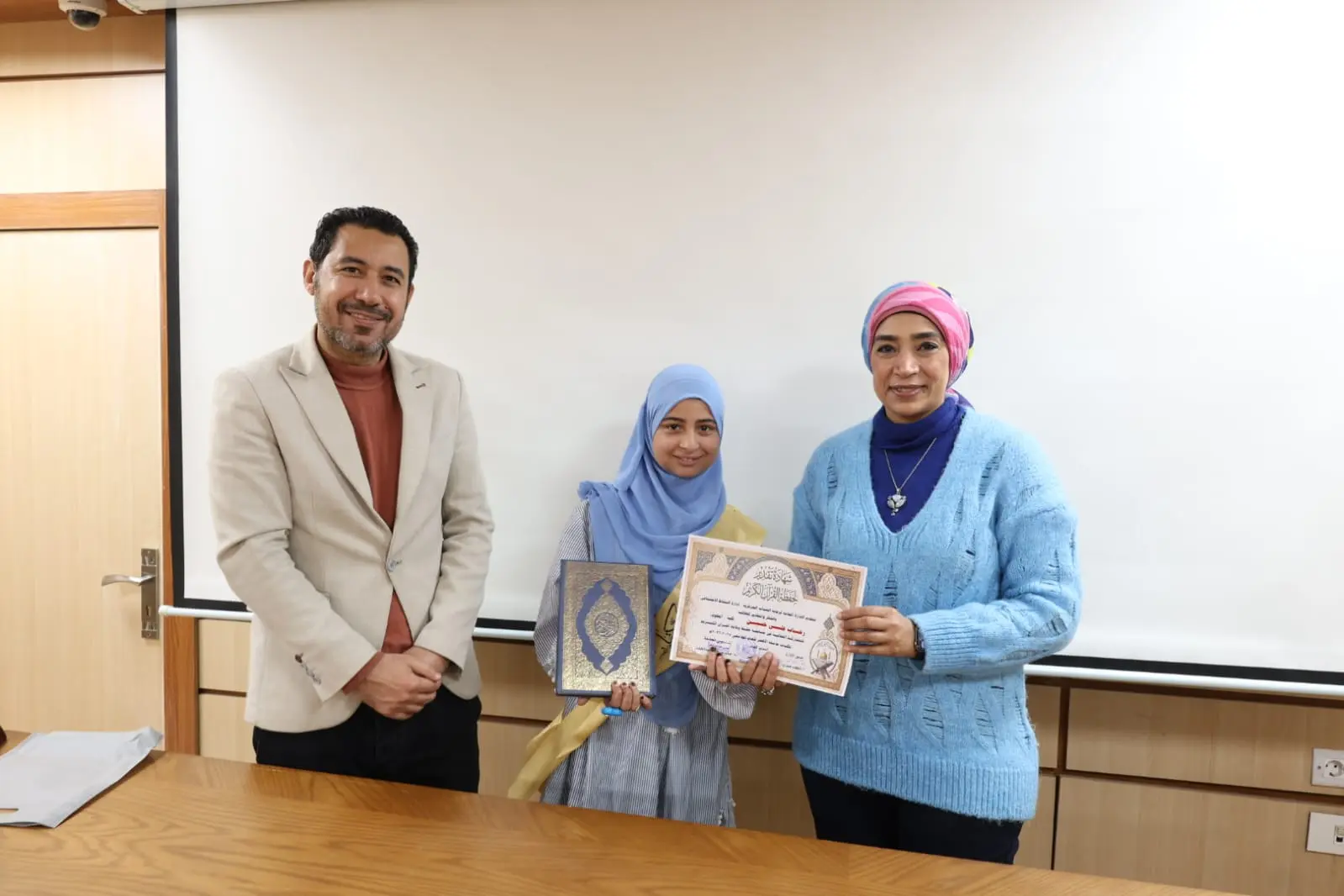 رئيس جامعة الأقصر تكرم الفائزين في مسابقة القرآن الكريم والطالب والطالبة المثاليين على مستوى الجامعة - 1000452415
