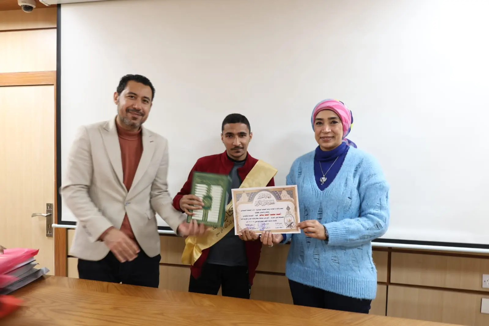 رئيس جامعة الأقصر تكرم الفائزين في مسابقة القرآن الكريم والطالب والطالبة المثاليين على مستوى الجامعة - 1000452418