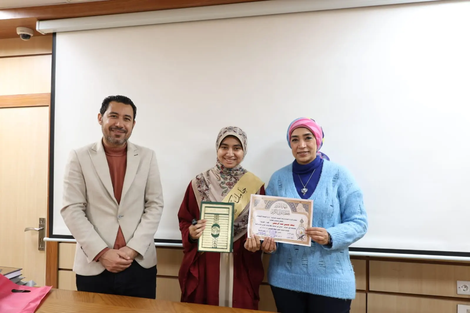 رئيس جامعة الأقصر تكرم الفائزين في مسابقة القرآن الكريم والطالب والطالبة المثاليين على مستوى الجامعة - 1000452421