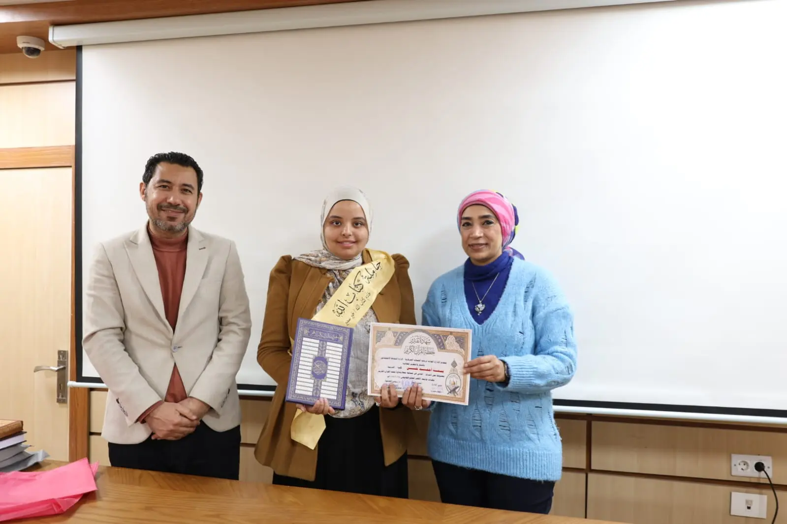 رئيس جامعة الأقصر تكرم الفائزين في مسابقة القرآن الكريم والطالب والطالبة المثاليين على مستوى الجامعة - 1000452424