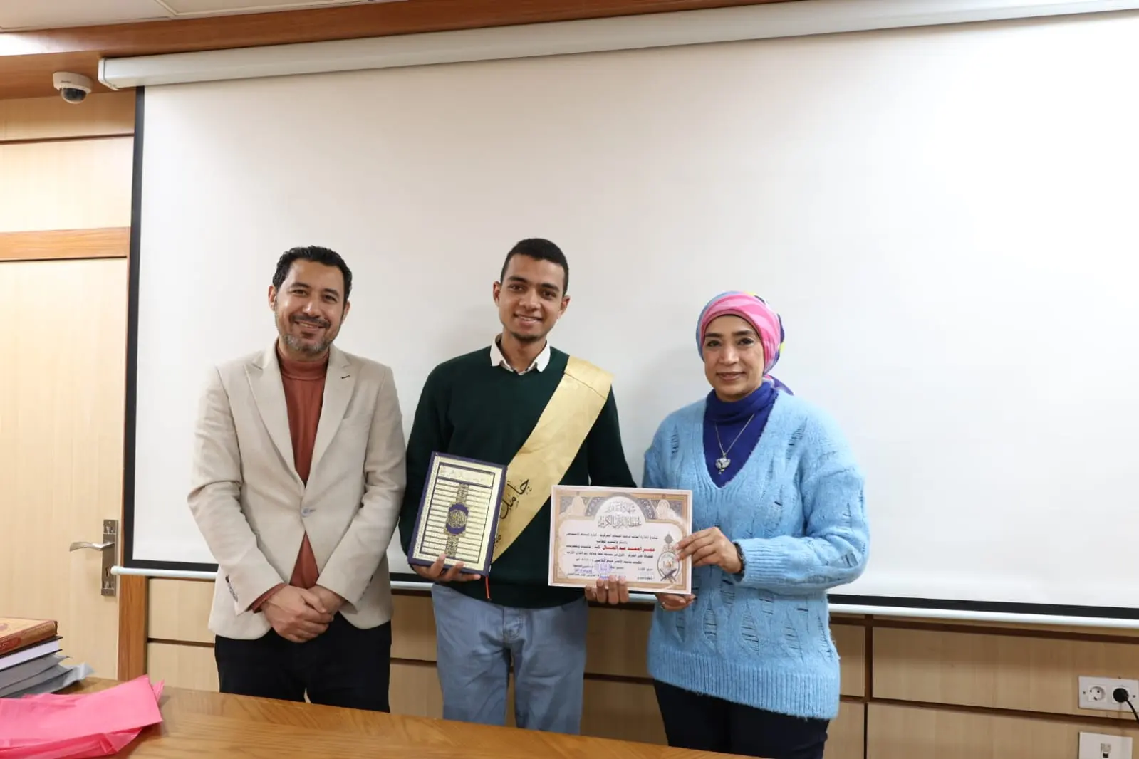 رئيس جامعة الأقصر تكرم الفائزين في مسابقة القرآن الكريم والطالب والطالبة المثاليين على مستوى الجامعة - 1000452426