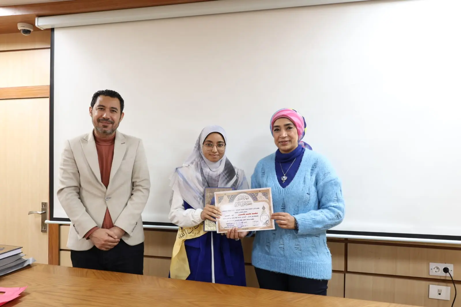 رئيس جامعة الأقصر تكرم الفائزين في مسابقة القرآن الكريم والطالب والطالبة المثاليين على مستوى الجامعة - 1000452431