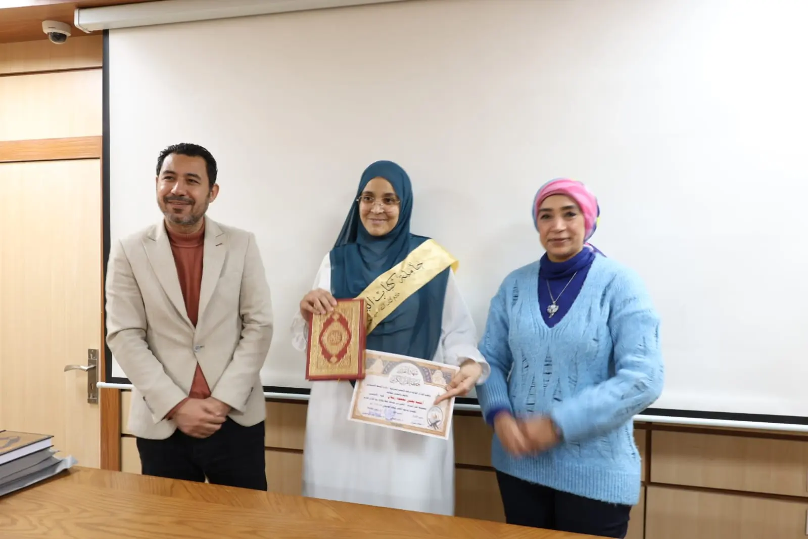 رئيس جامعة الأقصر تكرم الفائزين في مسابقة القرآن الكريم والطالب والطالبة المثاليين على مستوى الجامعة - 1000452434