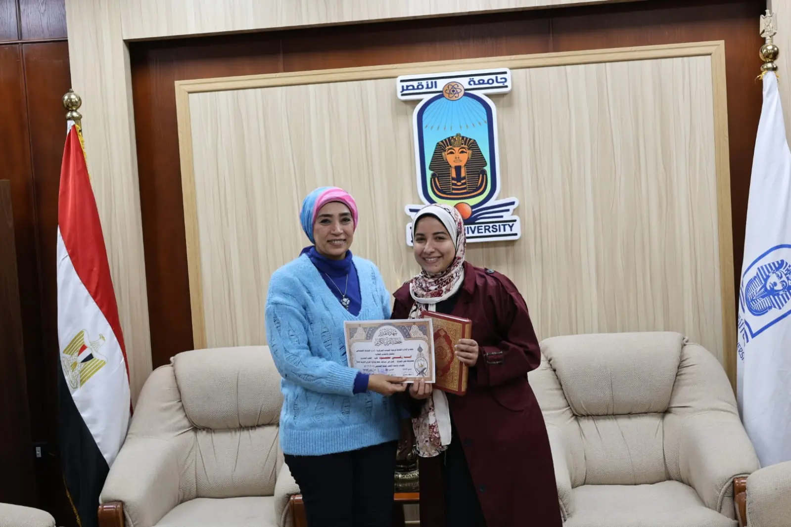 رئيس جامعة الأقصر تكرم الفائزين في مسابقة القرآن الكريم والطالب والطالبة المثاليين على مستوى الجامعة - 1000452438