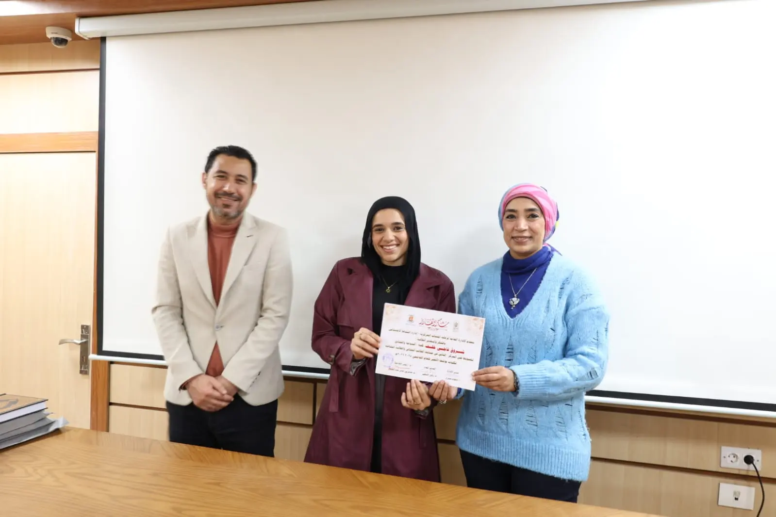 رئيس جامعة الأقصر تكرم الفائزين في مسابقة القرآن الكريم والطالب والطالبة المثاليين على مستوى الجامعة - 1000452445