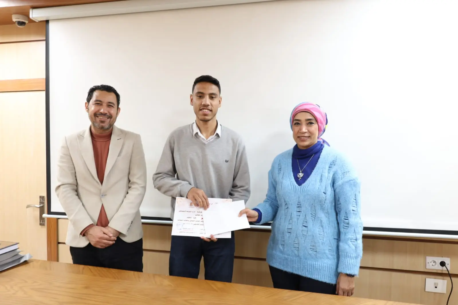 رئيس جامعة الأقصر تكرم الفائزين في مسابقة القرآن الكريم والطالب والطالبة المثاليين على مستوى الجامعة - 1000452447