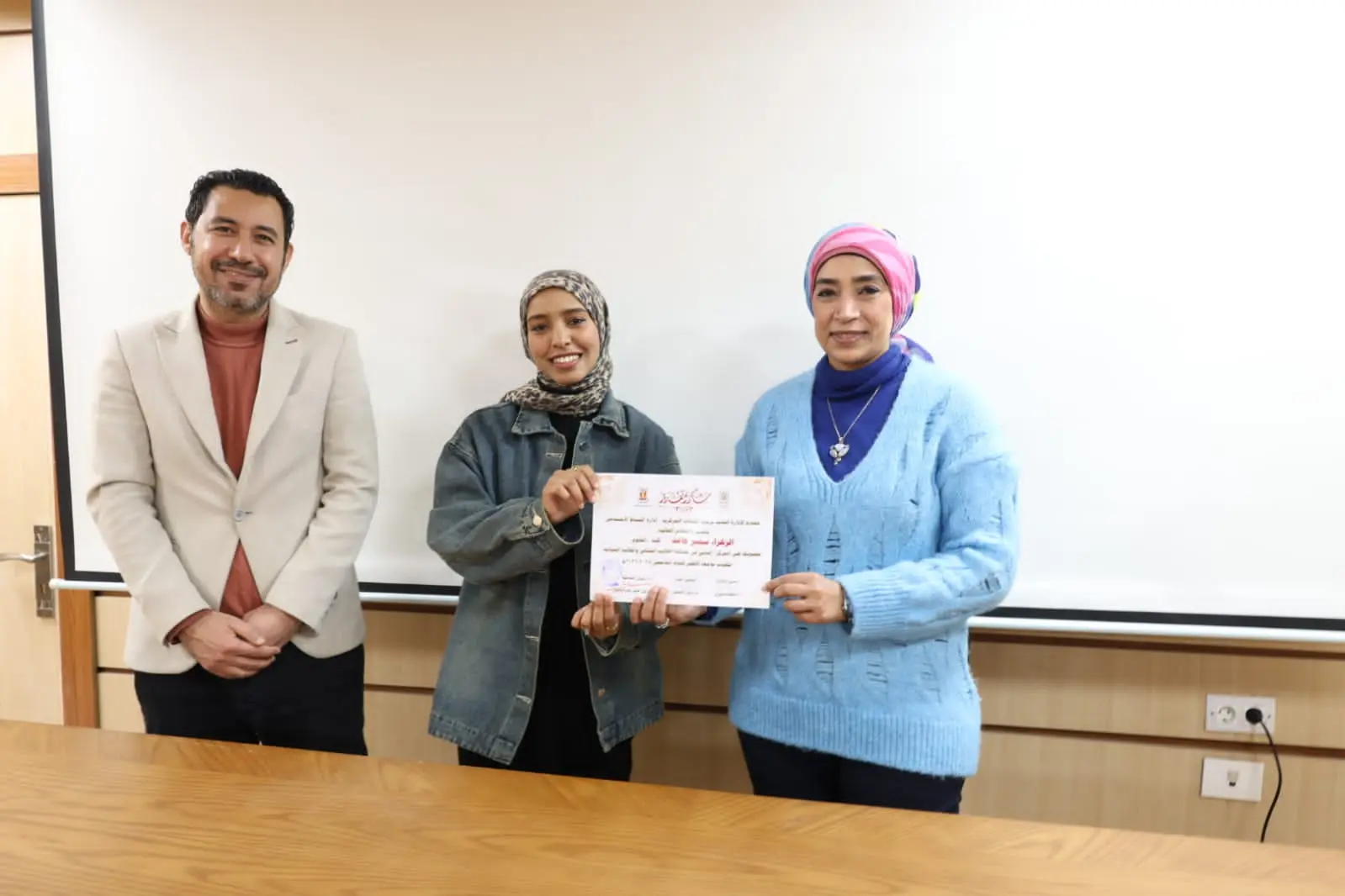 رئيس جامعة الأقصر تكرم الفائزين في مسابقة القرآن الكريم والطالب والطالبة المثاليين على مستوى الجامعة - 1000452452