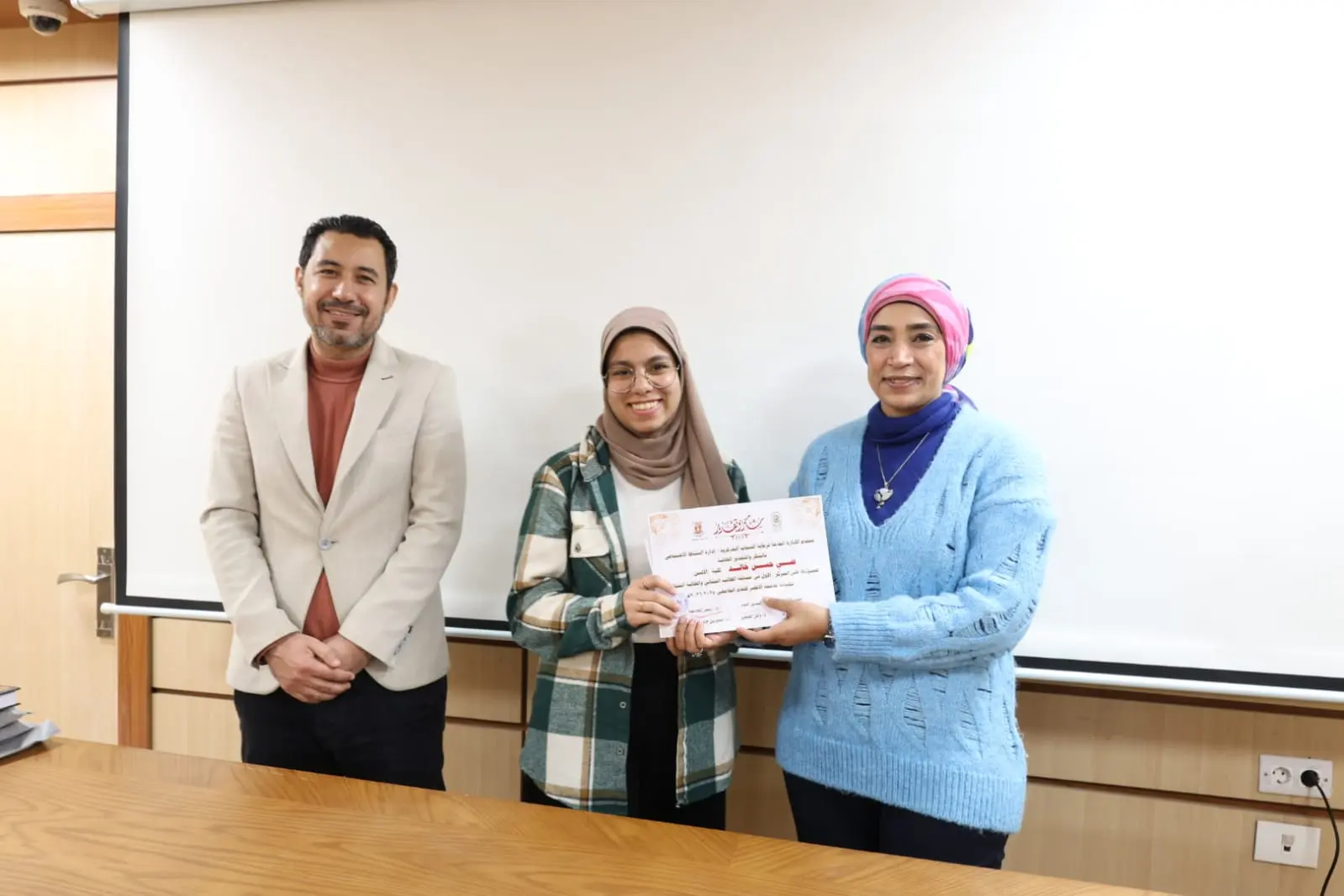 رئيس جامعة الأقصر تكرم الفائزين في مسابقة القرآن الكريم والطالب والطالبة المثاليين على مستوى الجامعة - 1000452455