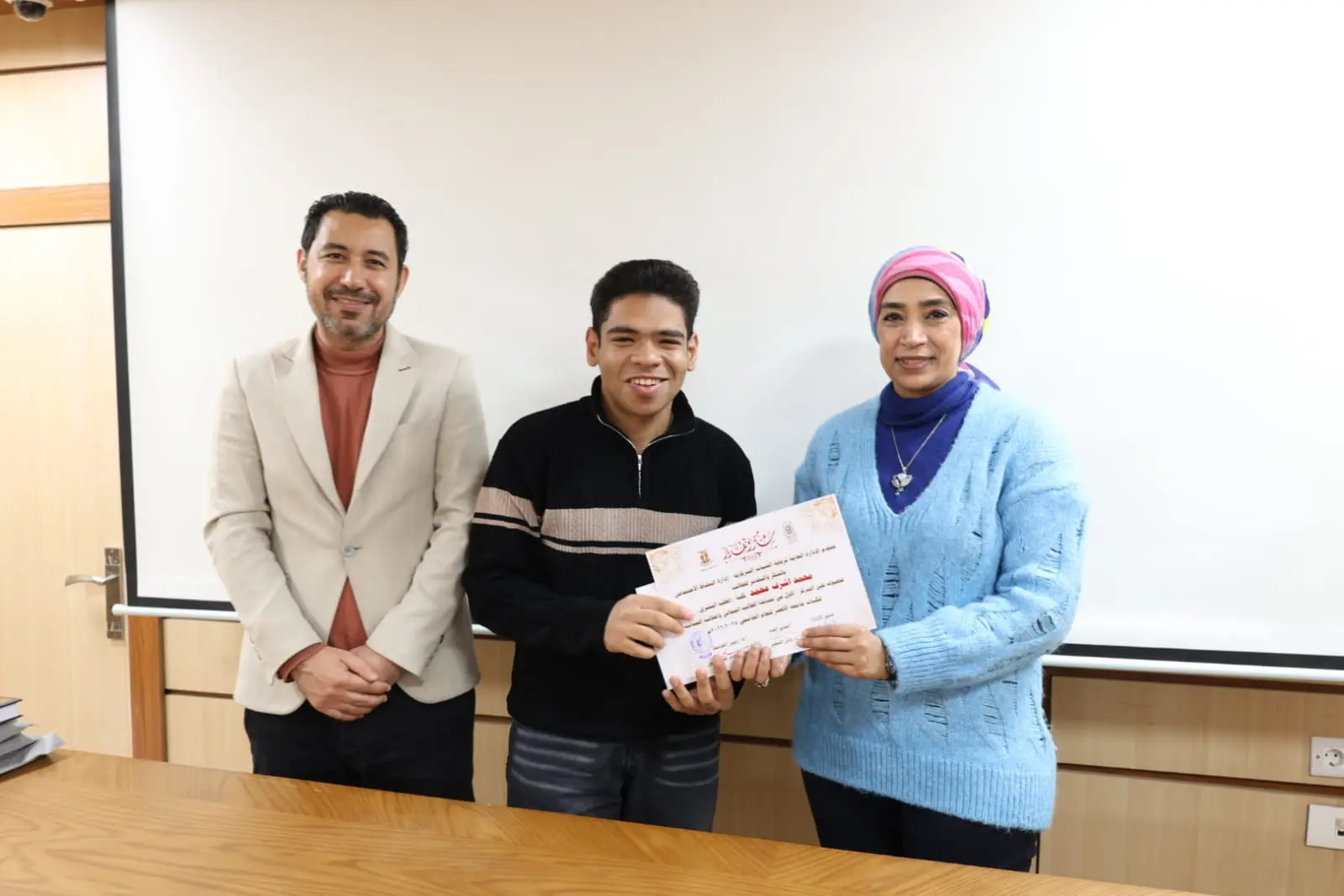 رئيس جامعة الأقصر تكرم الفائزين في مسابقة القرآن الكريم والطالب والطالبة المثاليين على مستوى الجامعة - 1000452458