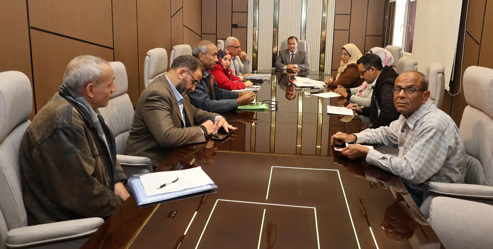 رئيس جامعة قنا يعقد اجتماعا لمتابعة تنفيذ الخطة الاستراتيجية وتسريع وتيرة المشروعات - 1000455340
