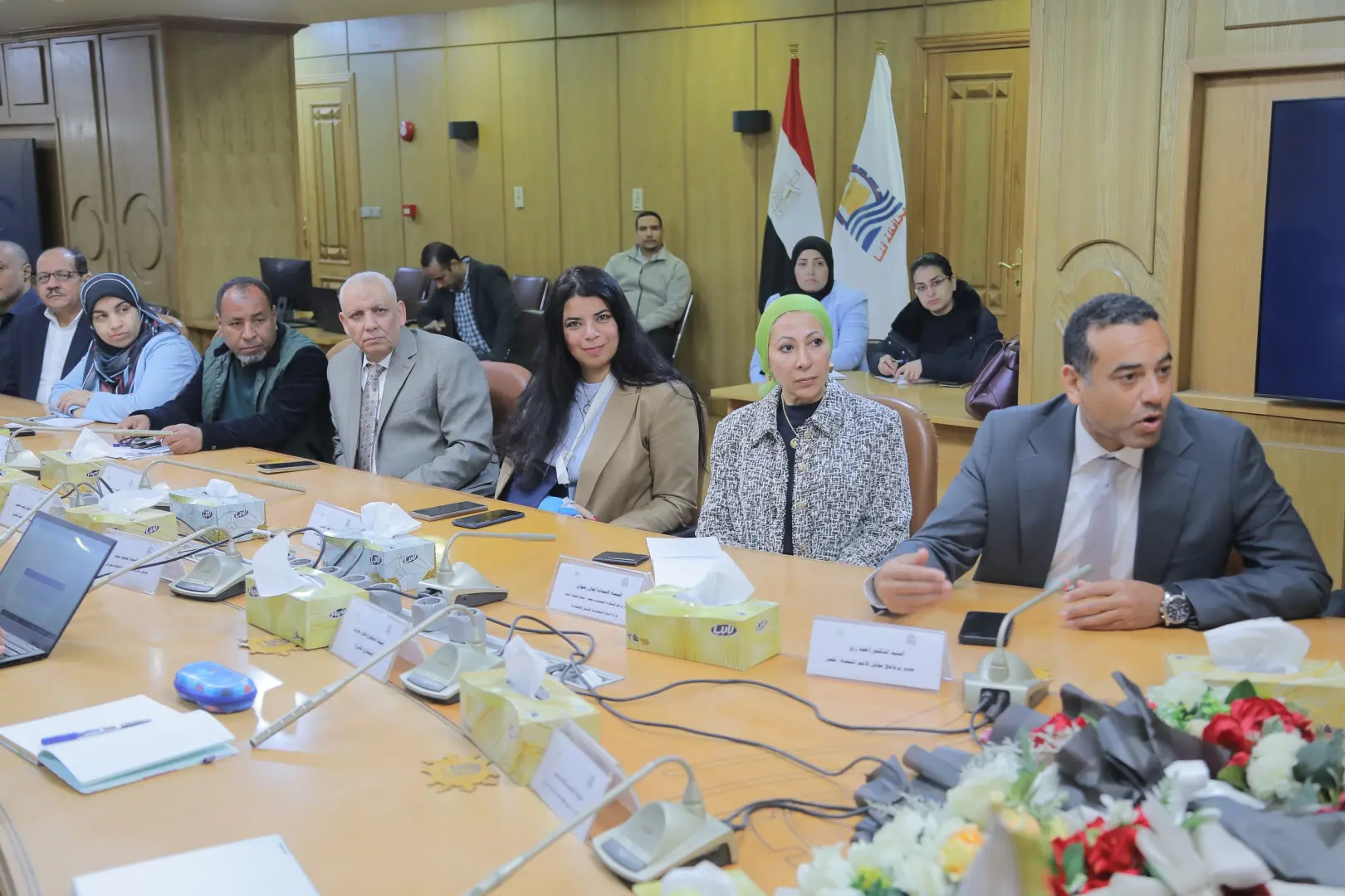 محافظ قنا يستعرض المخطط التفصيلي لمشروع "حيّنا" ويوجه بتسريع إجراءات تراخيص البناء - 1000455358