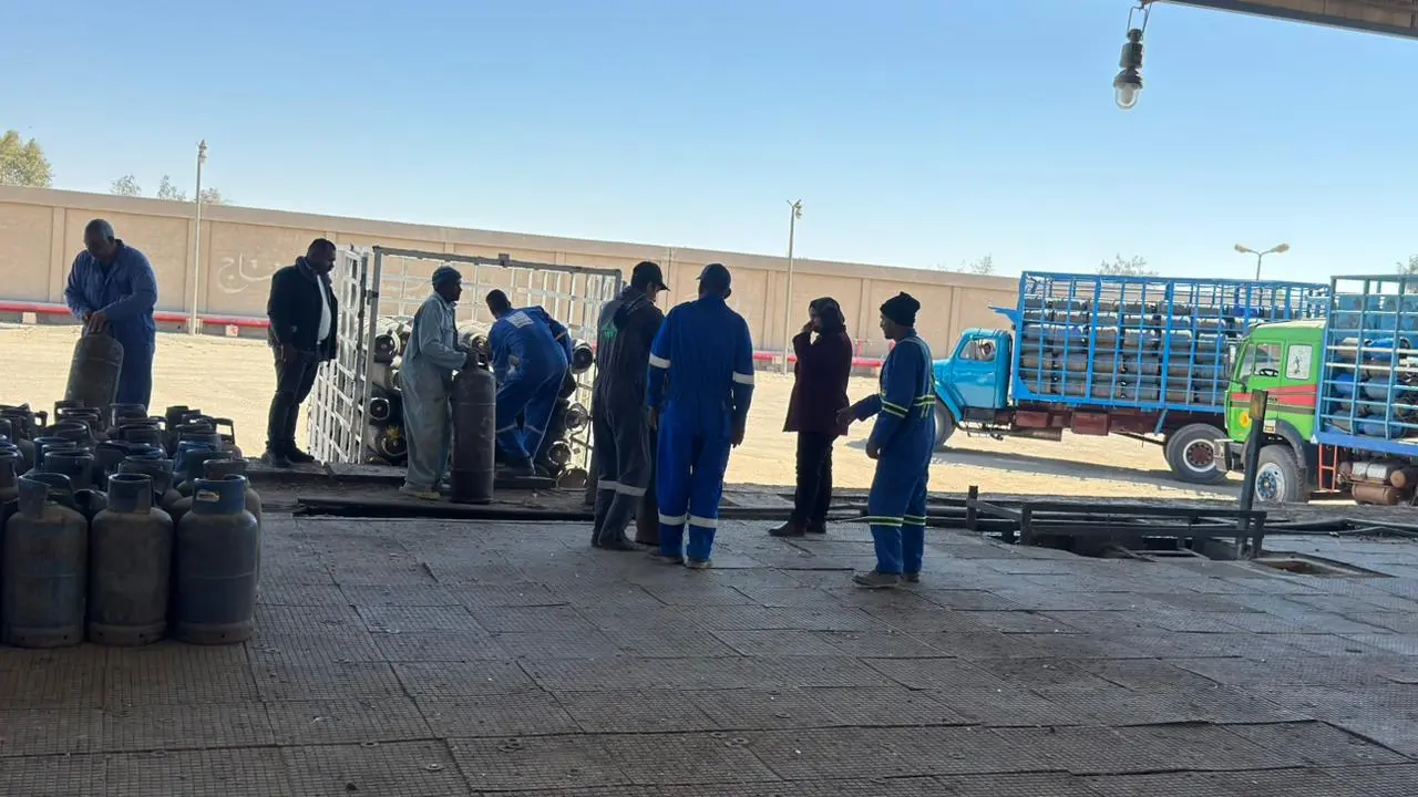 15 محضرًا في حملة مفاجئة للتموين على مصانع ومستودعات البوتاجاز بقنا - 1000457730